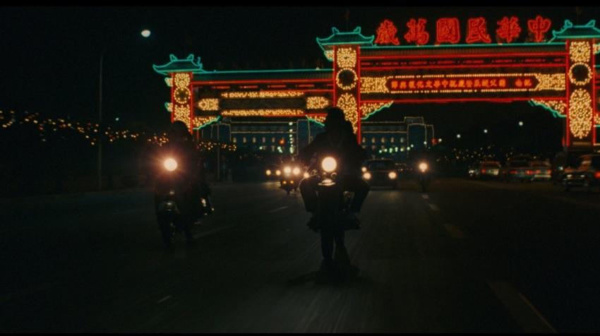 《青梅竹馬》裡一群人騎摩托車、呼嘯而過總統府前博愛特區的經典畫面。(傳影互動提供)