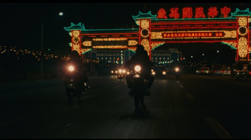 《青梅竹馬》裡一群人騎摩托車、呼嘯而過總統府前博愛特區的經典畫面。(傳影互動提供)
