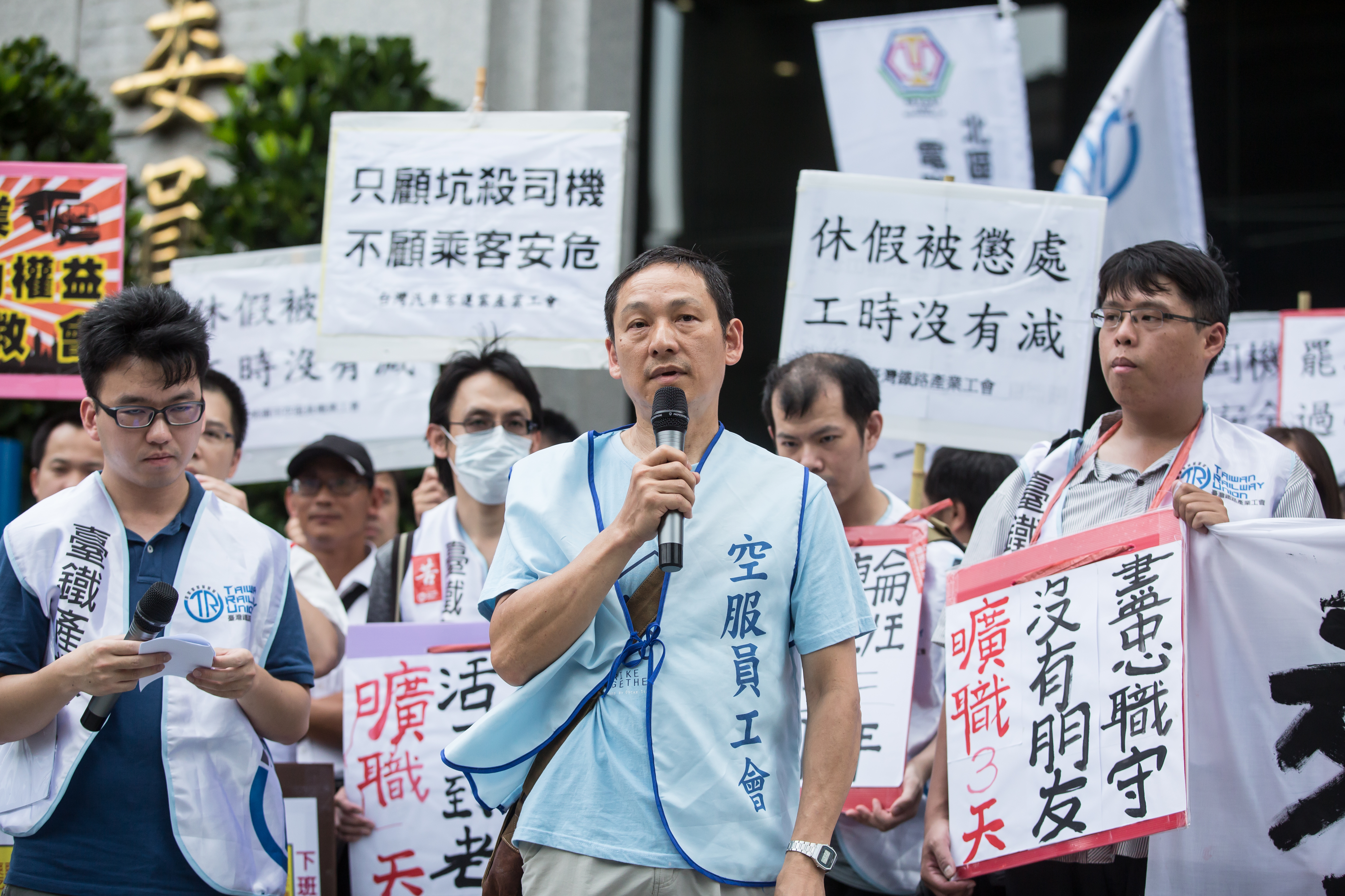 長榮航昨50航班被取消，旅客怒火燒向請假空服員，工會認為長榮要他們當代罪羔羊。