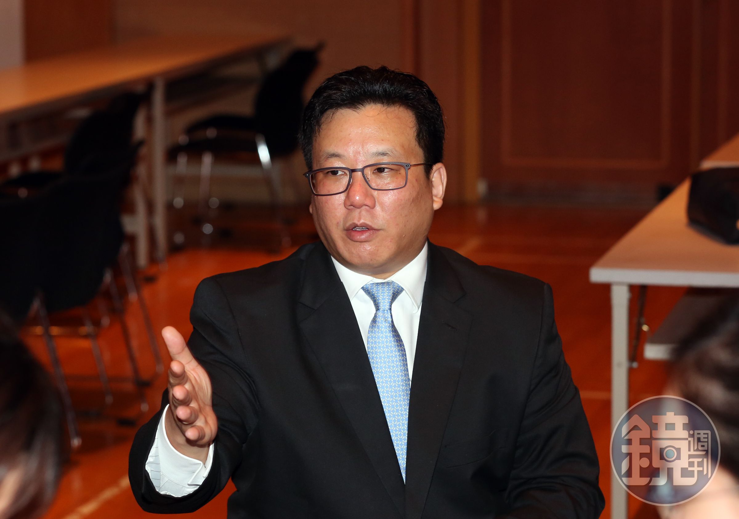 何奕達去年才接任永豐餘董座，今年股東會上首度獨挑大梁，面對小股東詢問。