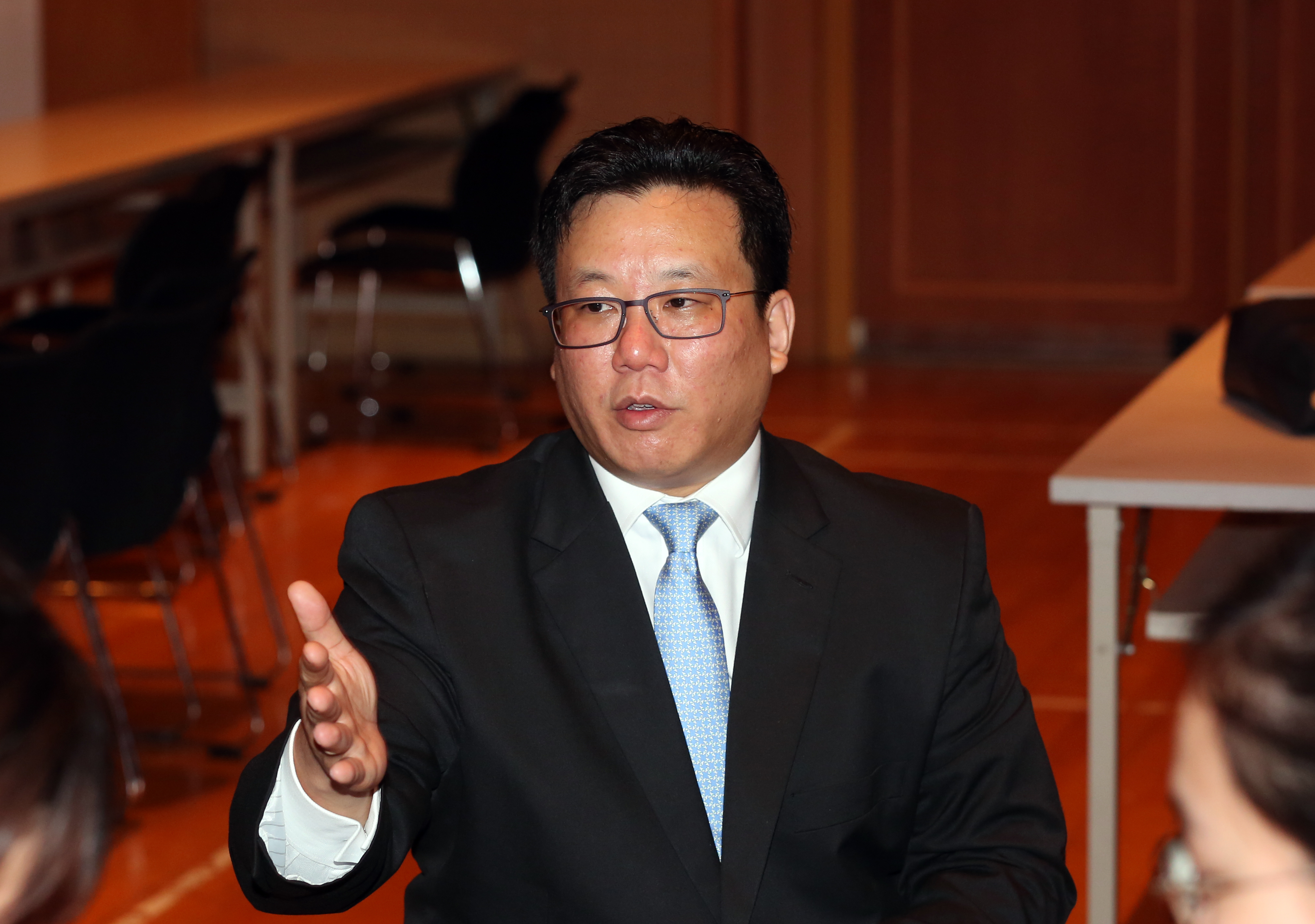 何奕達去年才接任永豐餘董座，今年股東會上首度獨挑大梁，面對小股東詢問。