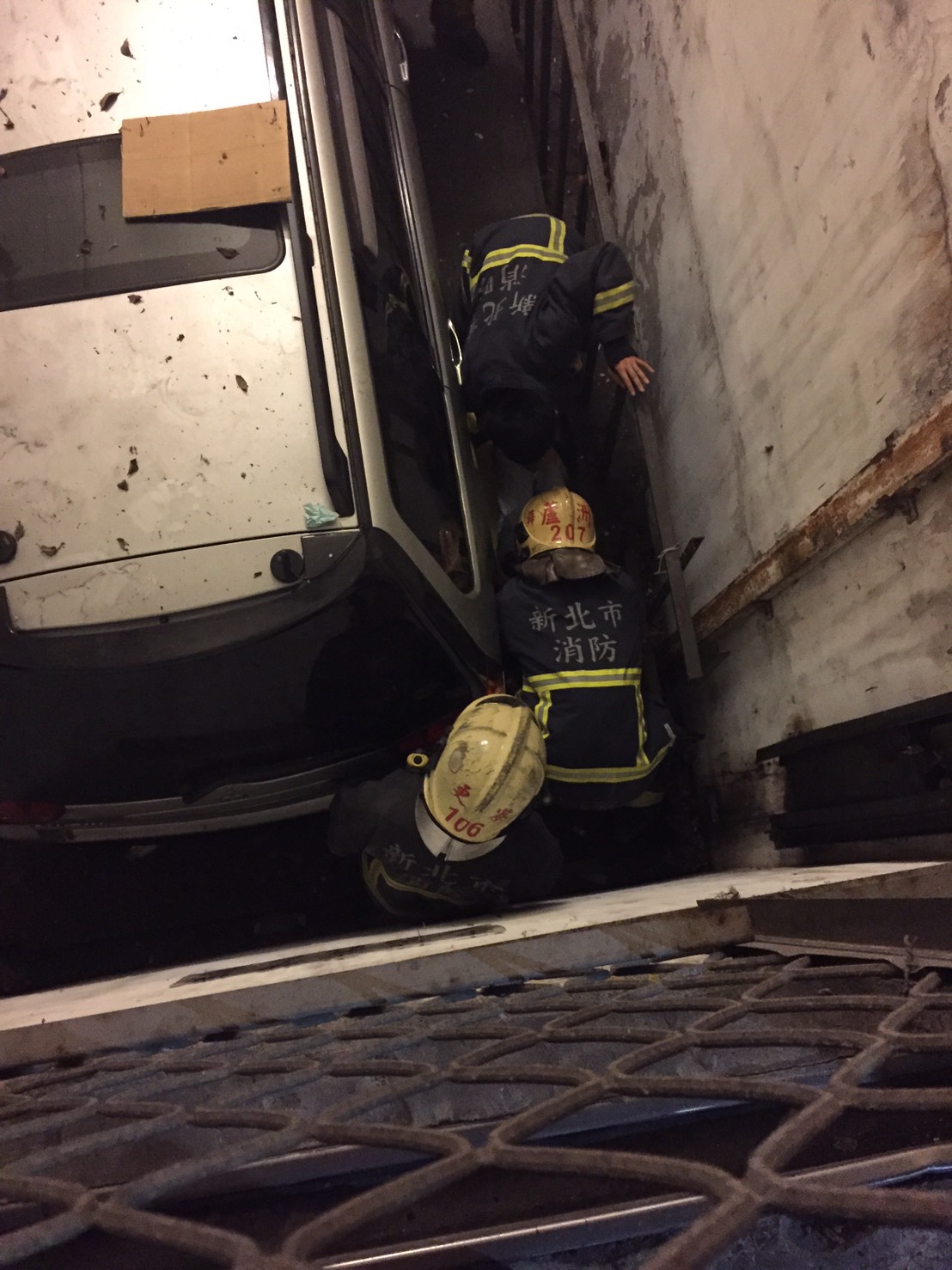由於現場空間狹窄，消防人員必須爬上休旅車才能操作脫困器、長背板等工具。（翻攝自畫面）
