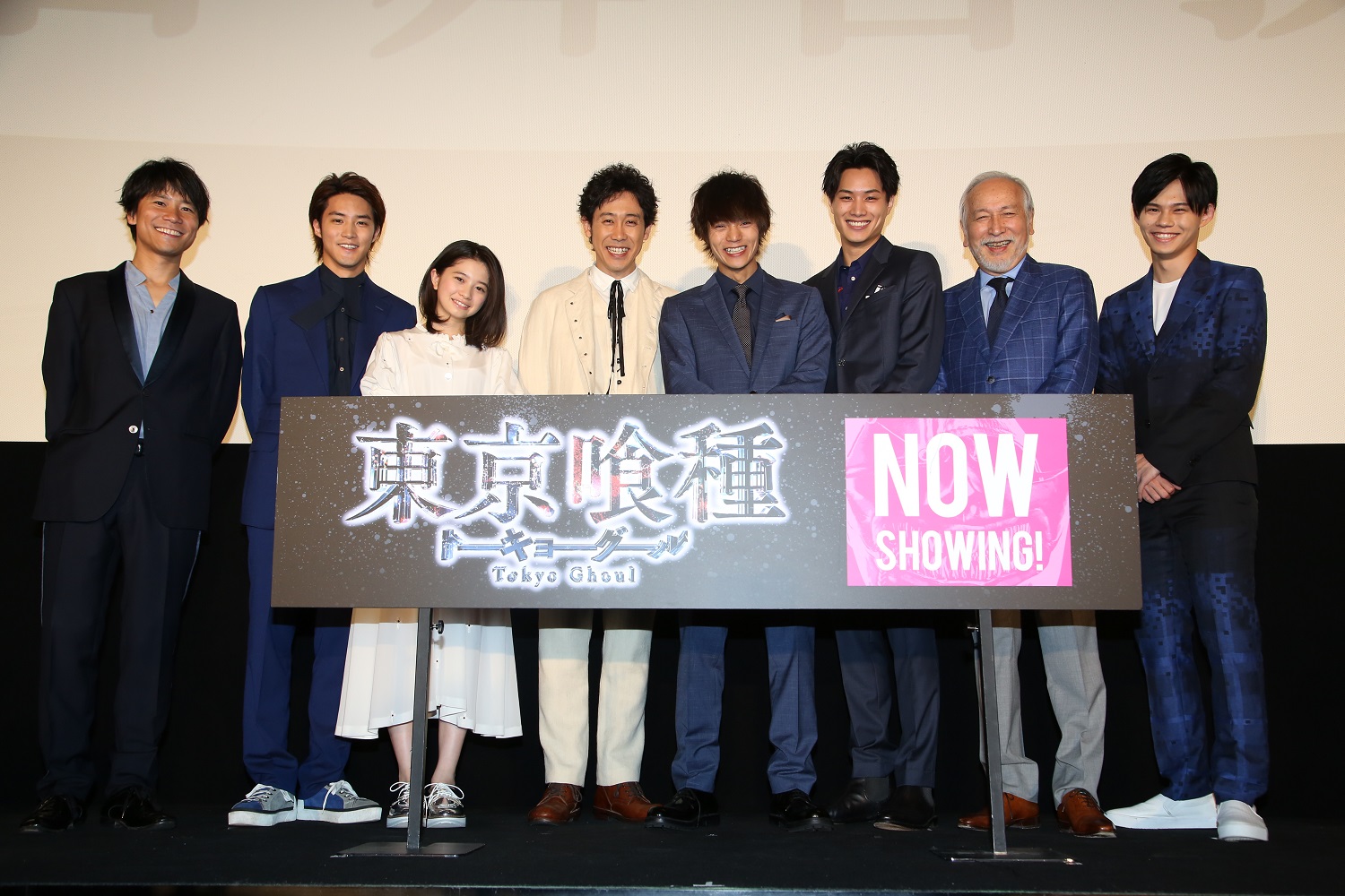 謝票活動上由導演萩原健太郎（左起）率領白石隼也、櫻田日和、大泉洋、窪田正孝、鈴木伸之、村井國夫、小笠原海現身戲院謝票活動。（采昌國際多媒體提供）