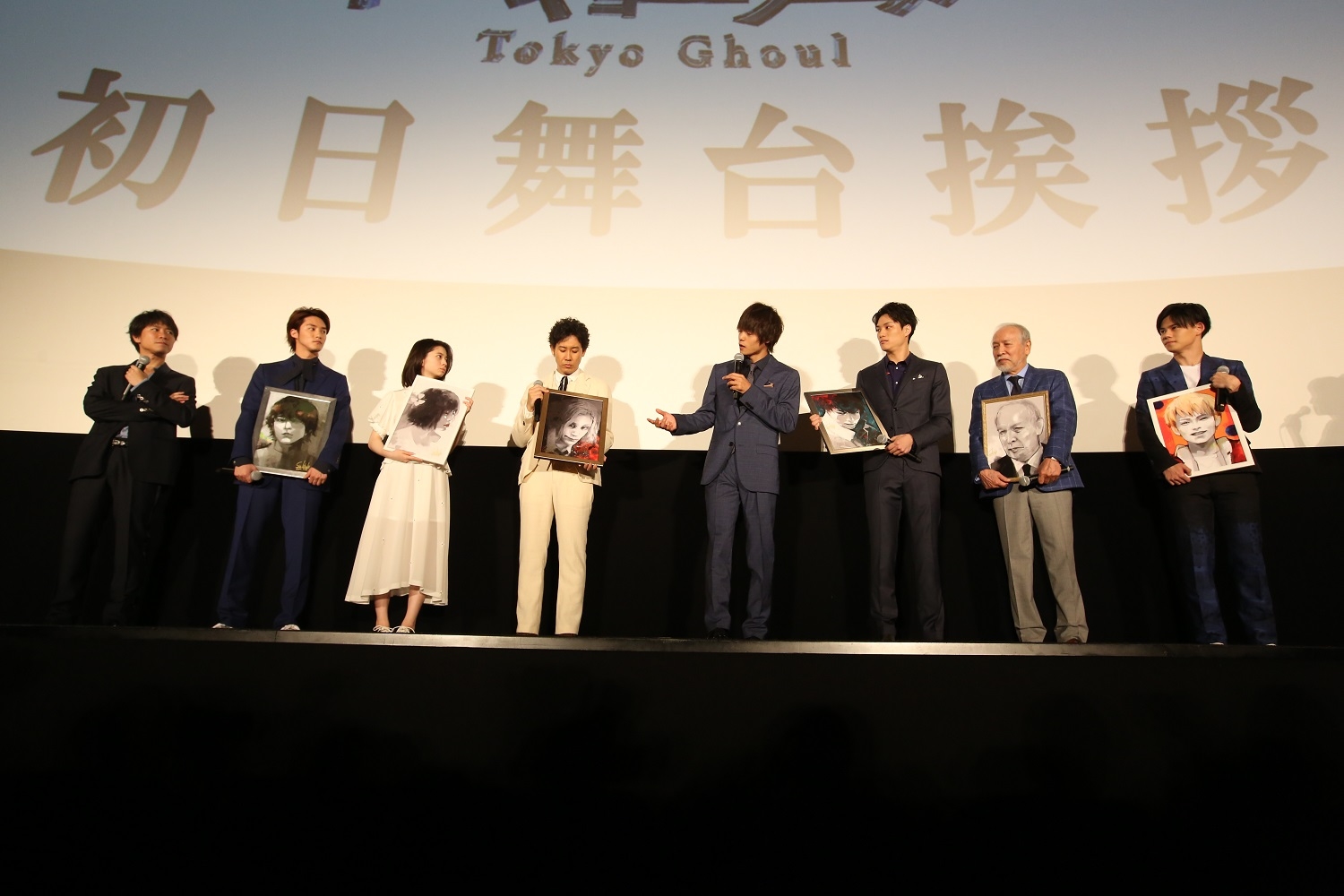 演員獲贈原作者的親筆畫。（采昌國際多媒體提供）