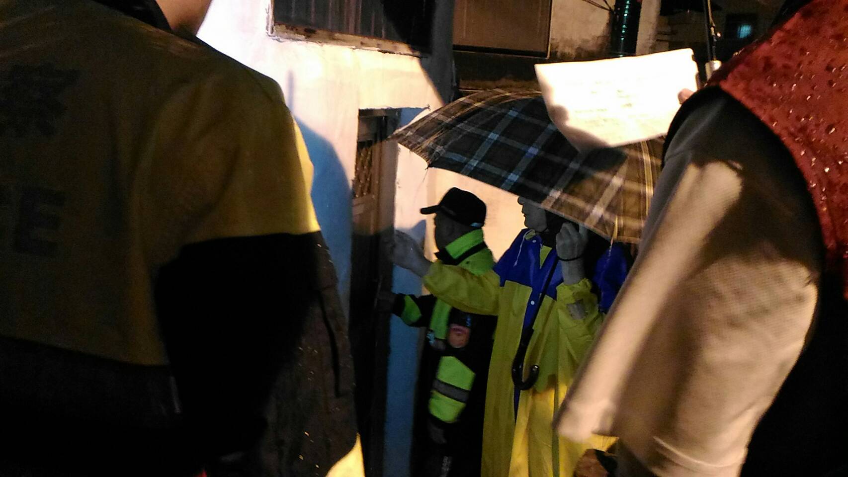 莊家人原本拒絕撤離，風大雨急才同意讓警方協助避難。（警方提供）