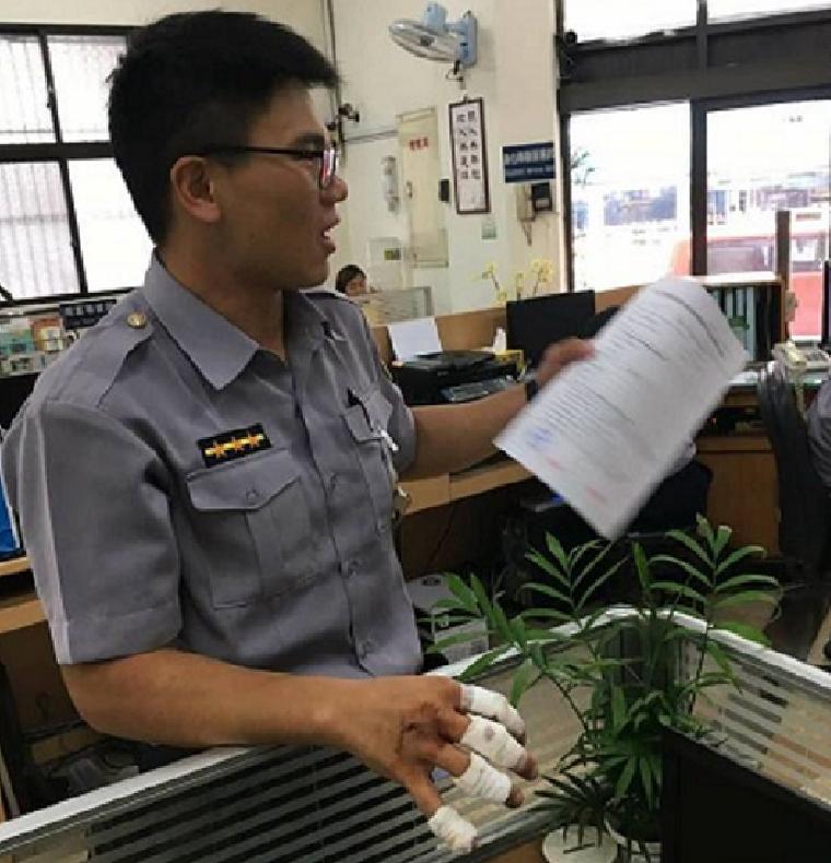 員警何孟修緊急破窗救人,過程自己手指割傷,縫了三針。(警方提供)