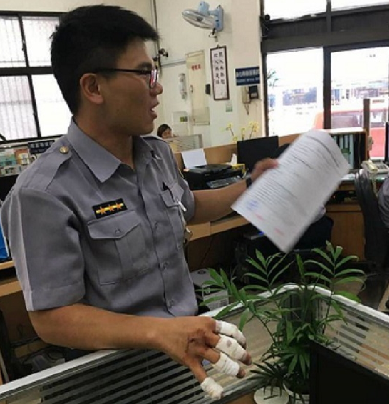 員警何孟修緊急破窗救人，過程自己手指割傷，縫了三針。（警方提供）