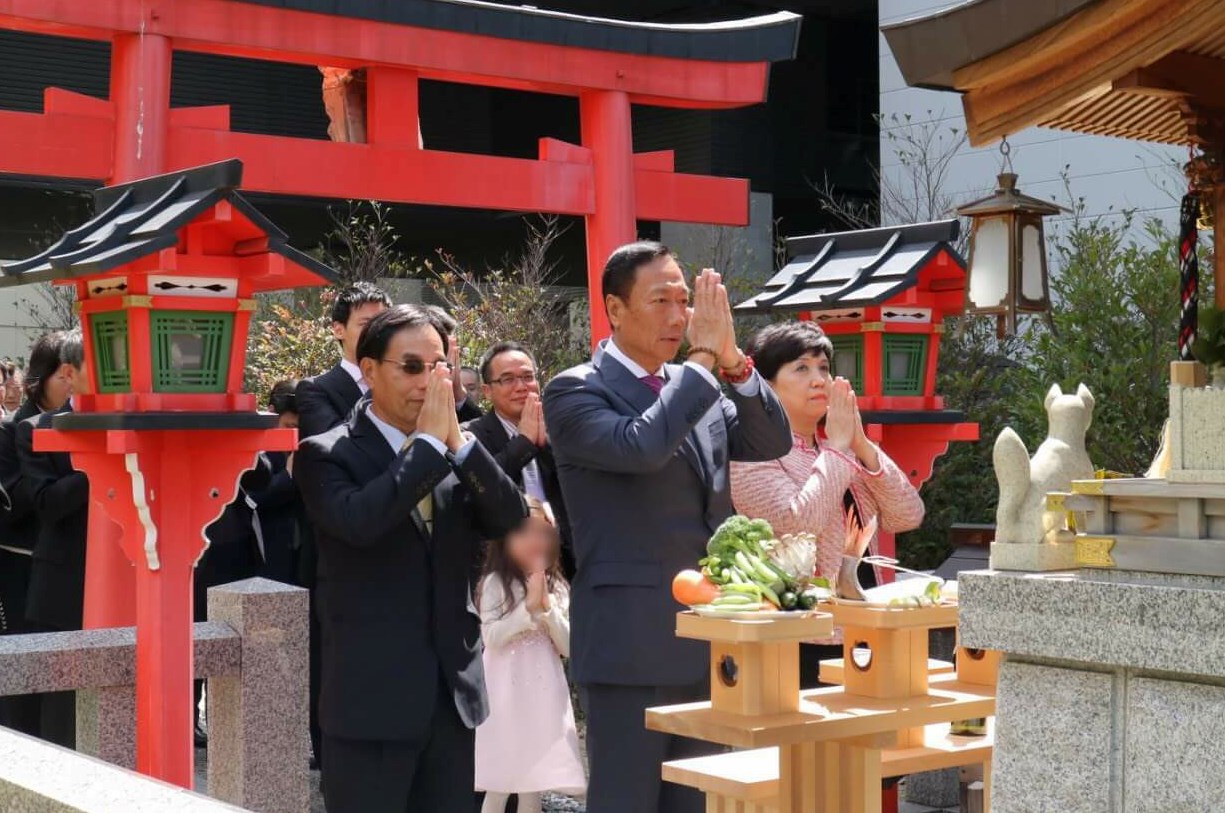 郭台銘帶著家人參與重大投資案，去年鴻夏戀簽約，帶著家人與高階主管一起在堺工廠的神社祭拜。（讀者提供）