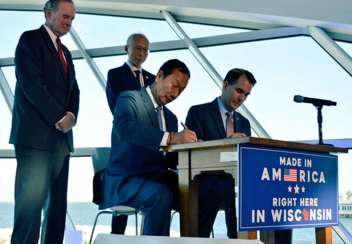 上週鴻海董事長郭台銘在威州與沃克簽約。（翻攝威斯康辛州長推特）