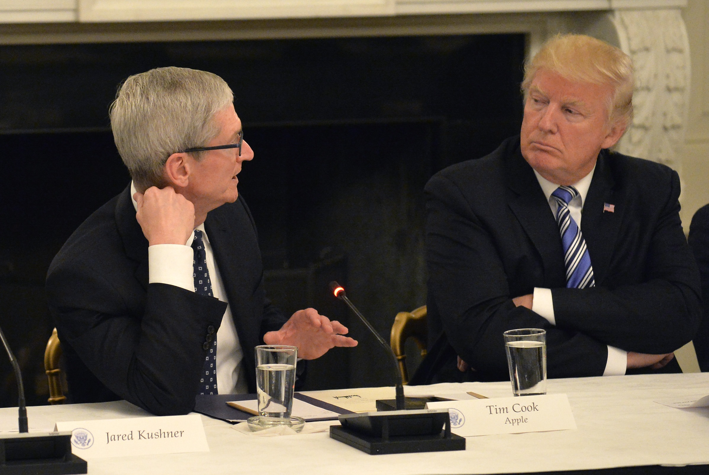 蘋果執行長庫克（左）日前答應川普（右）會回美國蓋3座工廠，沒幾天，鴻海就宣布投資計畫。（東方IC）