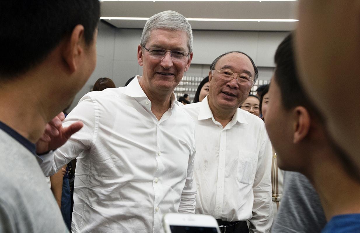 現金滿滿的蘋果常常借錢給供應商擴產，不少新興供應商都是在蘋果的資助下建立產能。（翻攝自庫克微博）
