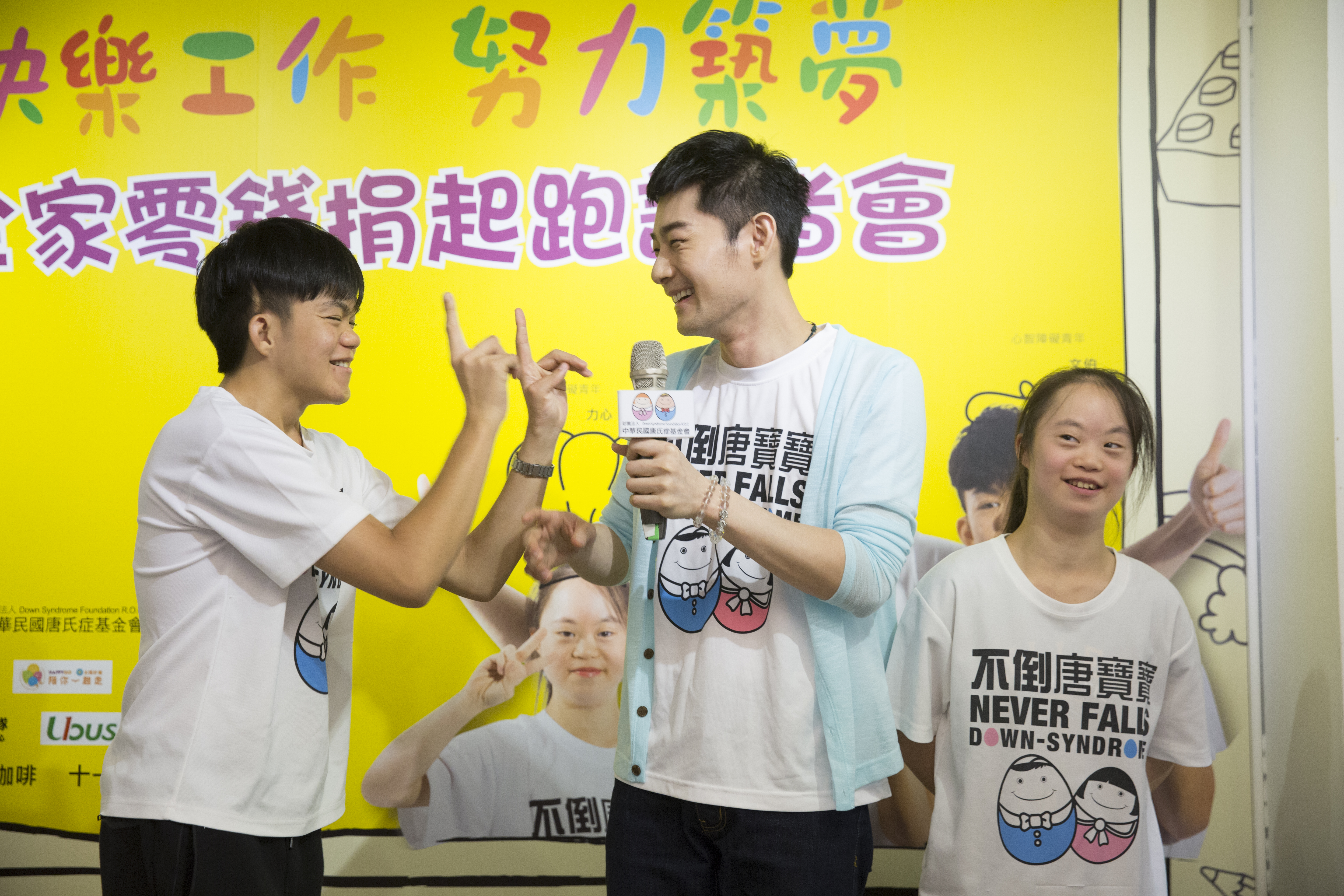 施易男首次跟唐寶寶合作，感受到他們知足及單純。