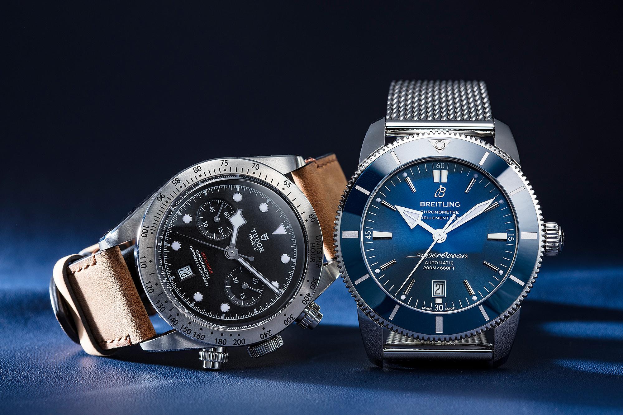 左邊是帝舵Heritage Black Bay Chrono、右邊則是百年靈Superocean Heritage II 42,從功能跟風格上不盡相同的兩款作品,象徵著兩個品牌間的緊密合作。