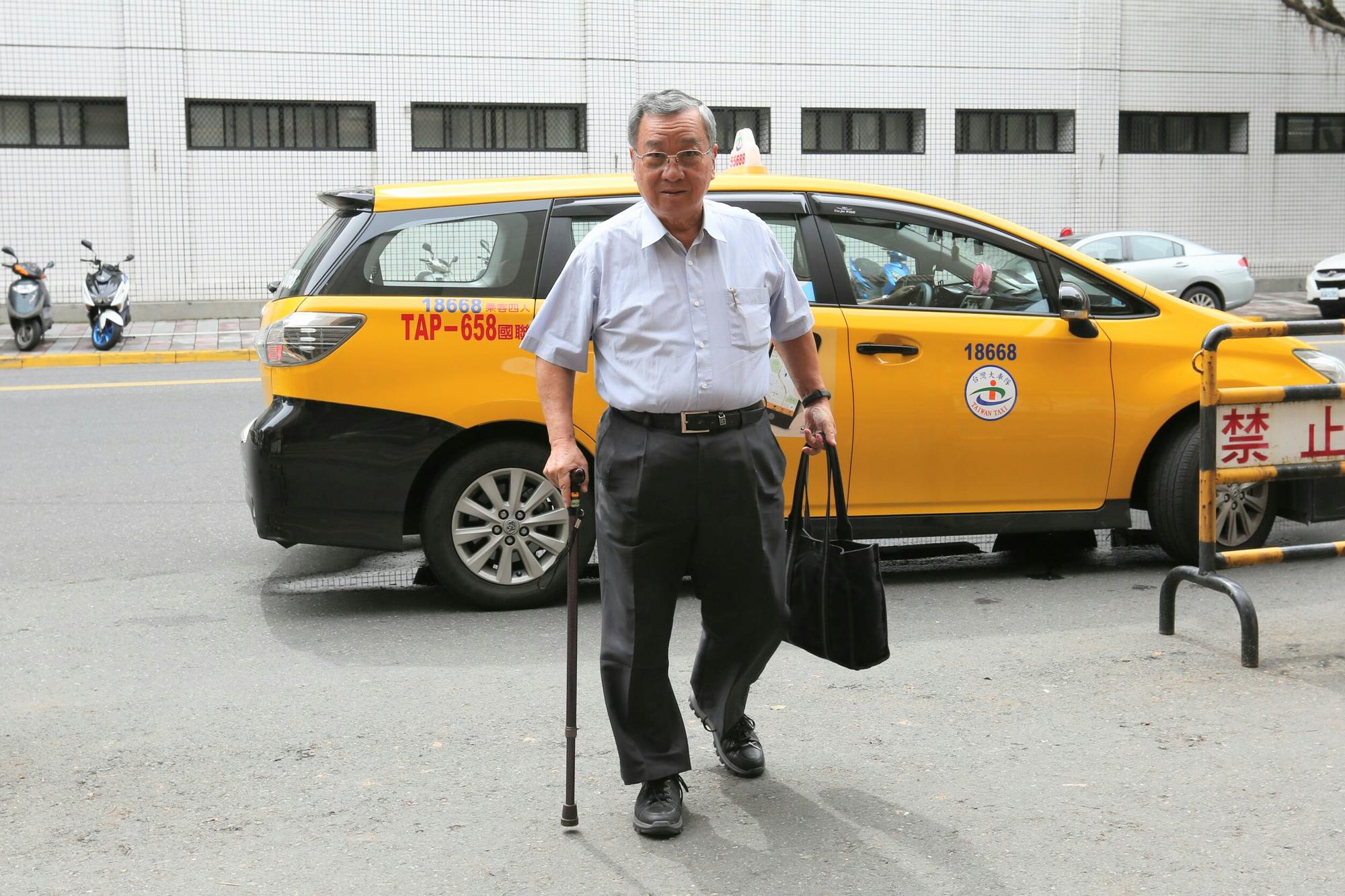 台開內線案共犯前台開董事長蘇德建出庭,強調沒有犯罪,從大門進出法院。
