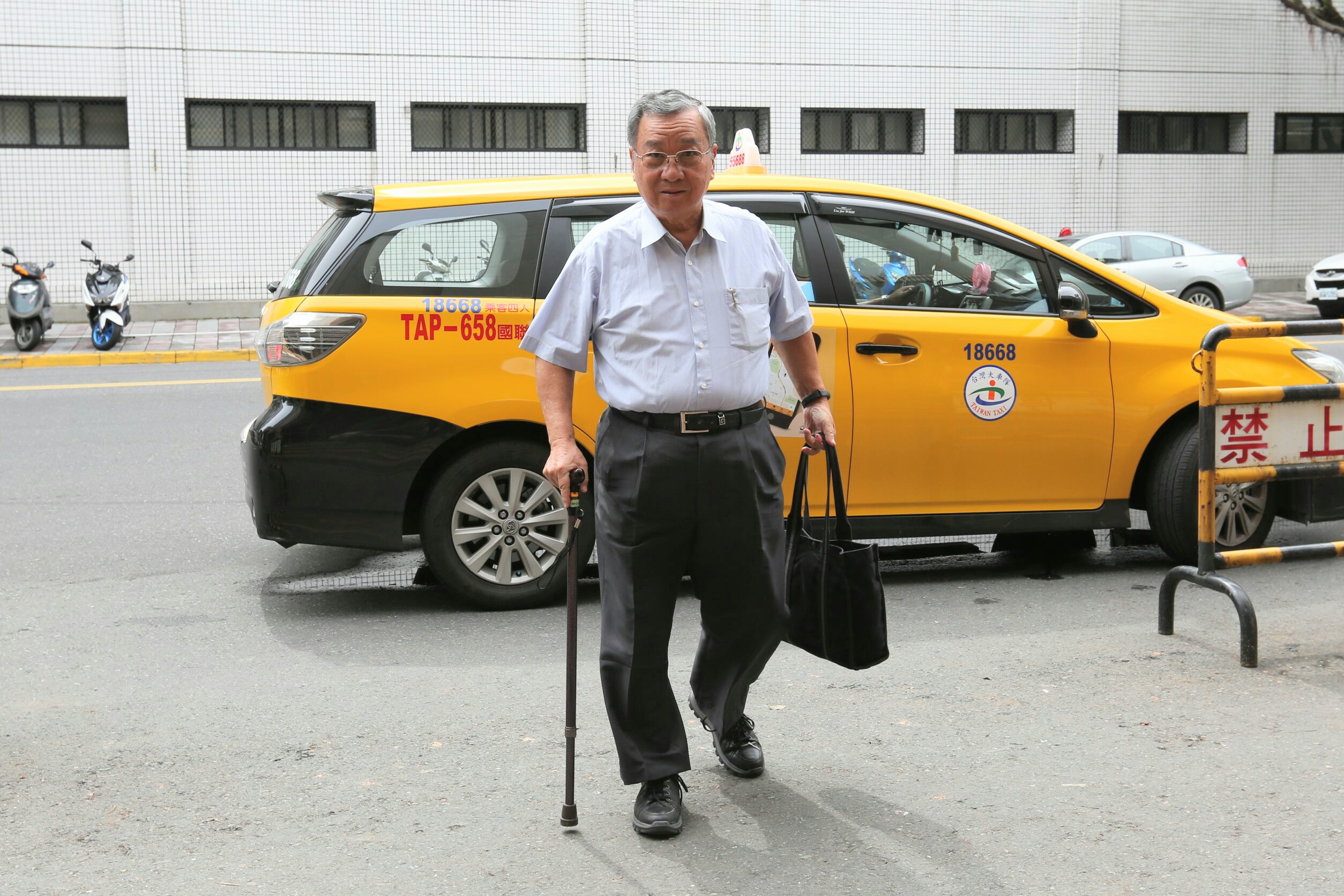 台開內線案共犯前台開董事長蘇德建出庭,強調沒有犯罪,從大門進出法院。