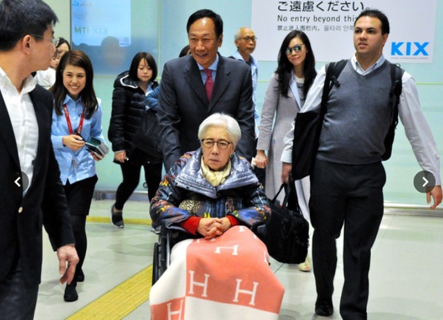去年3月底鴻夏戀在大阪簽約，郭台銘同樣帶著母親初永貞以及妻子、兒女一塊同行。（翻攝日本朝日新聞網站）
