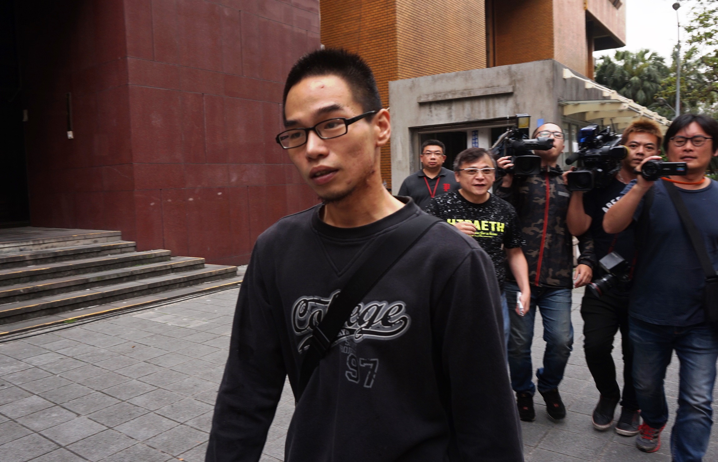 男子胡家瑞闖紅燈撞死清大博士生還肇逃，遭法院判18年。