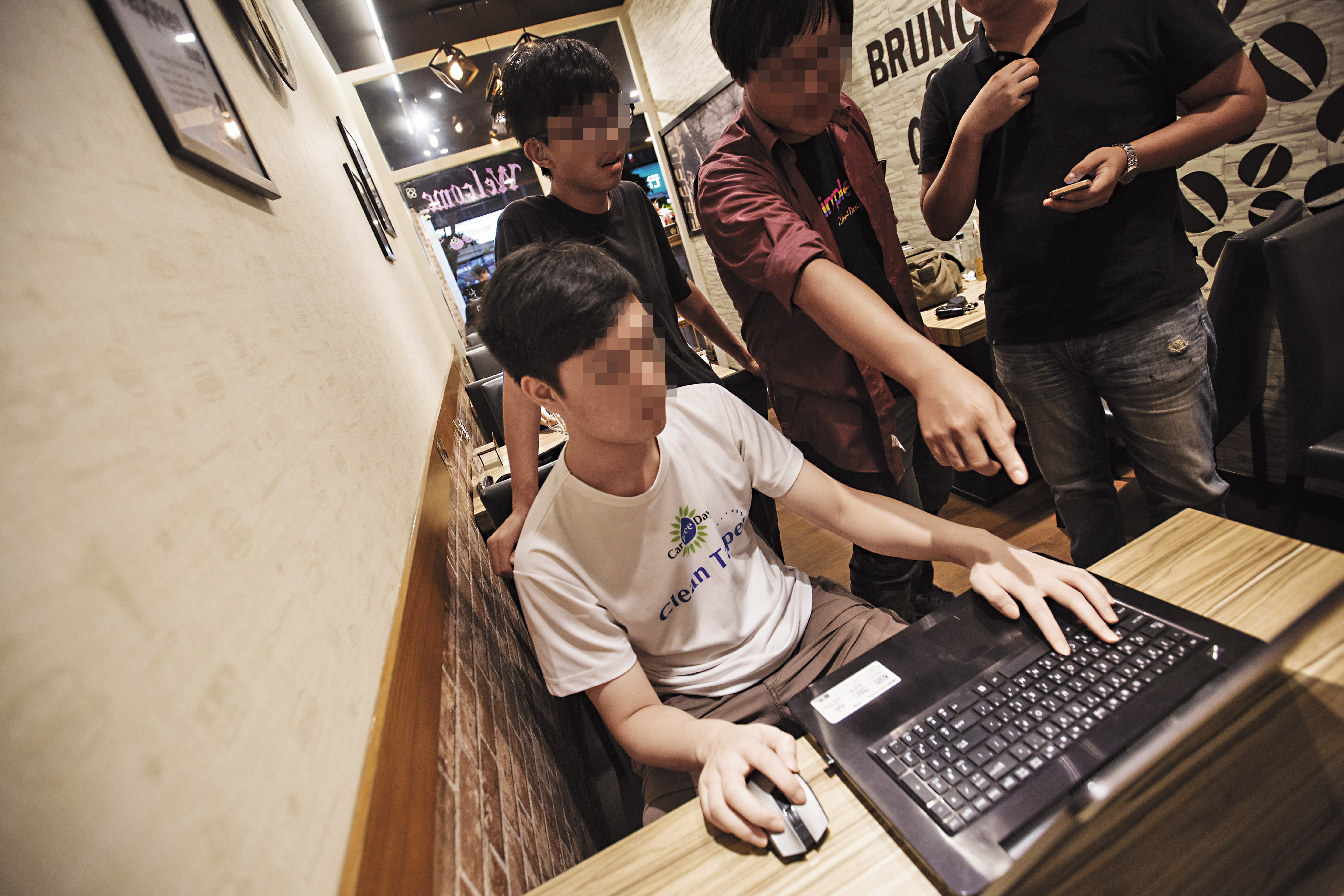 《劍與魔法王國》遊戲突然無預警停止營運，玩家群聚表達不滿。