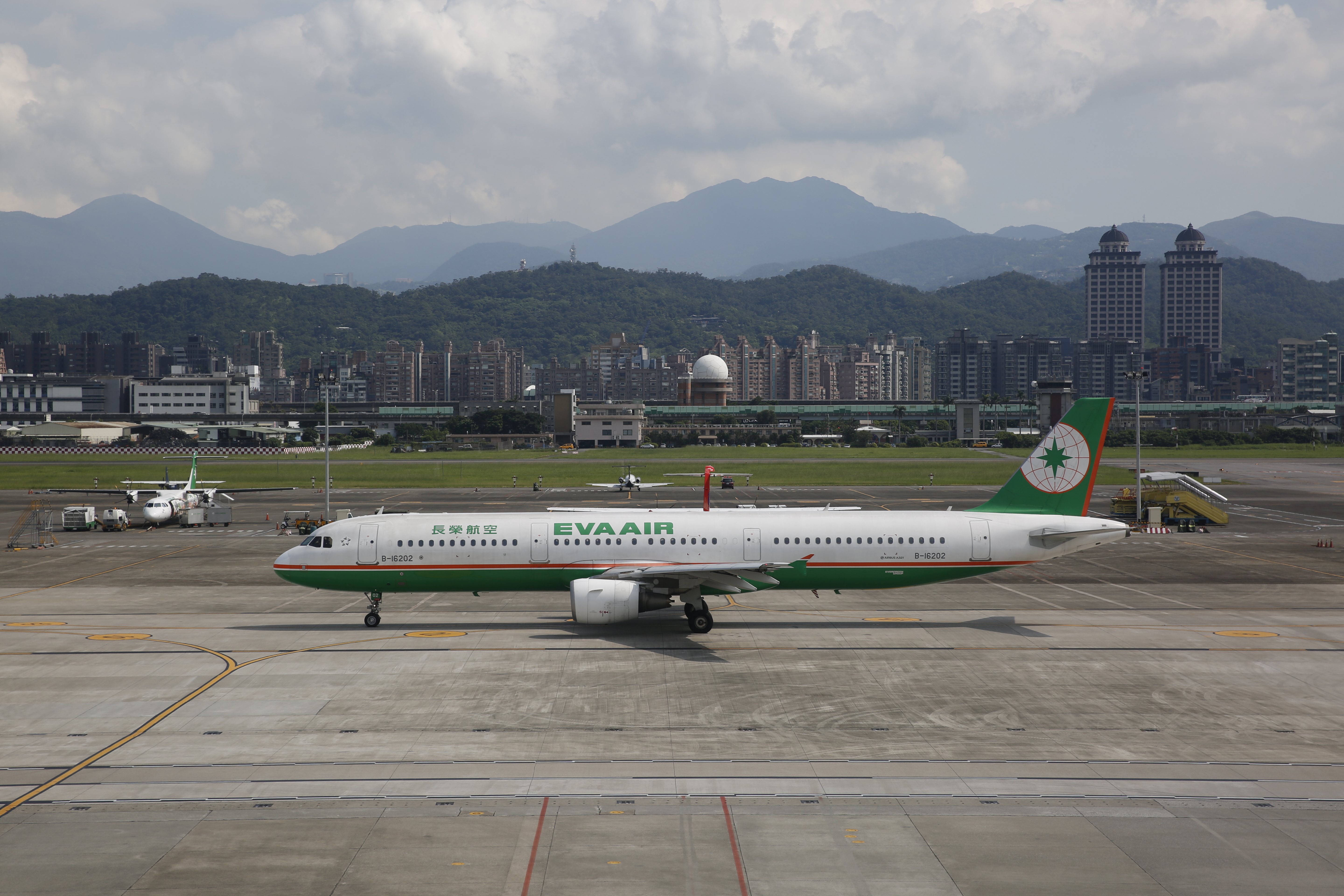 長航停飛爭議不斷，機師工會發出聲明肯定公司准假，盼輿論以飛安為基礎，不要妄加揣測。