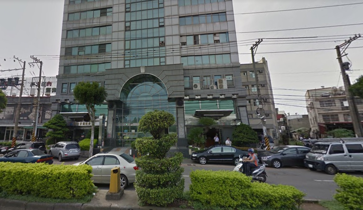 鄭性男子遭人綁到圖中的大樓的5樓凌虐數小時，不但手腳都被綑綁，還被剁手丟出窗外遭慘死。（翻攝自Google Map）