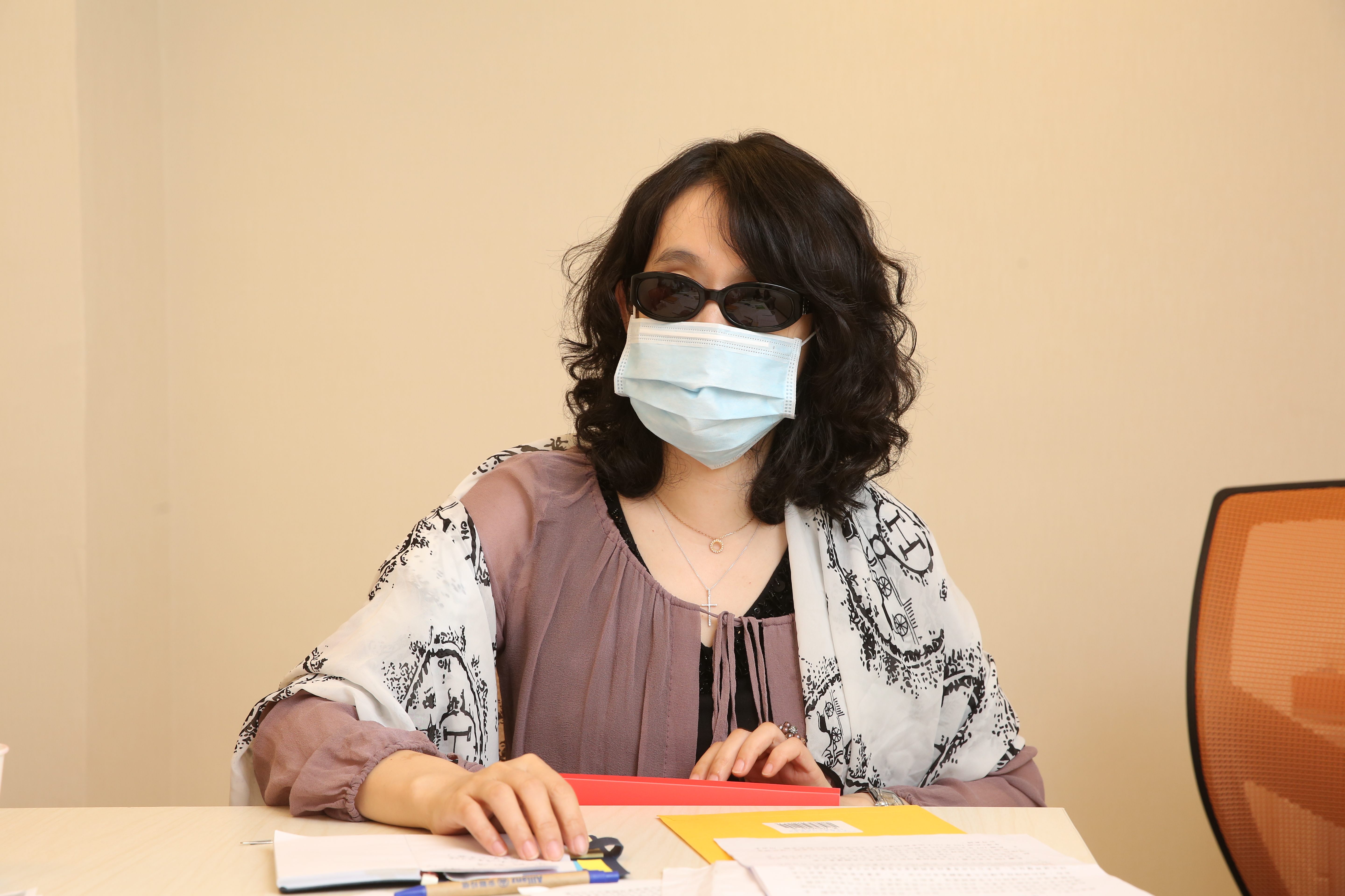 許小姐淚訴，當時買房是為了要讓外婆居住，現在外婆還住在養老院，讓她相當難受。