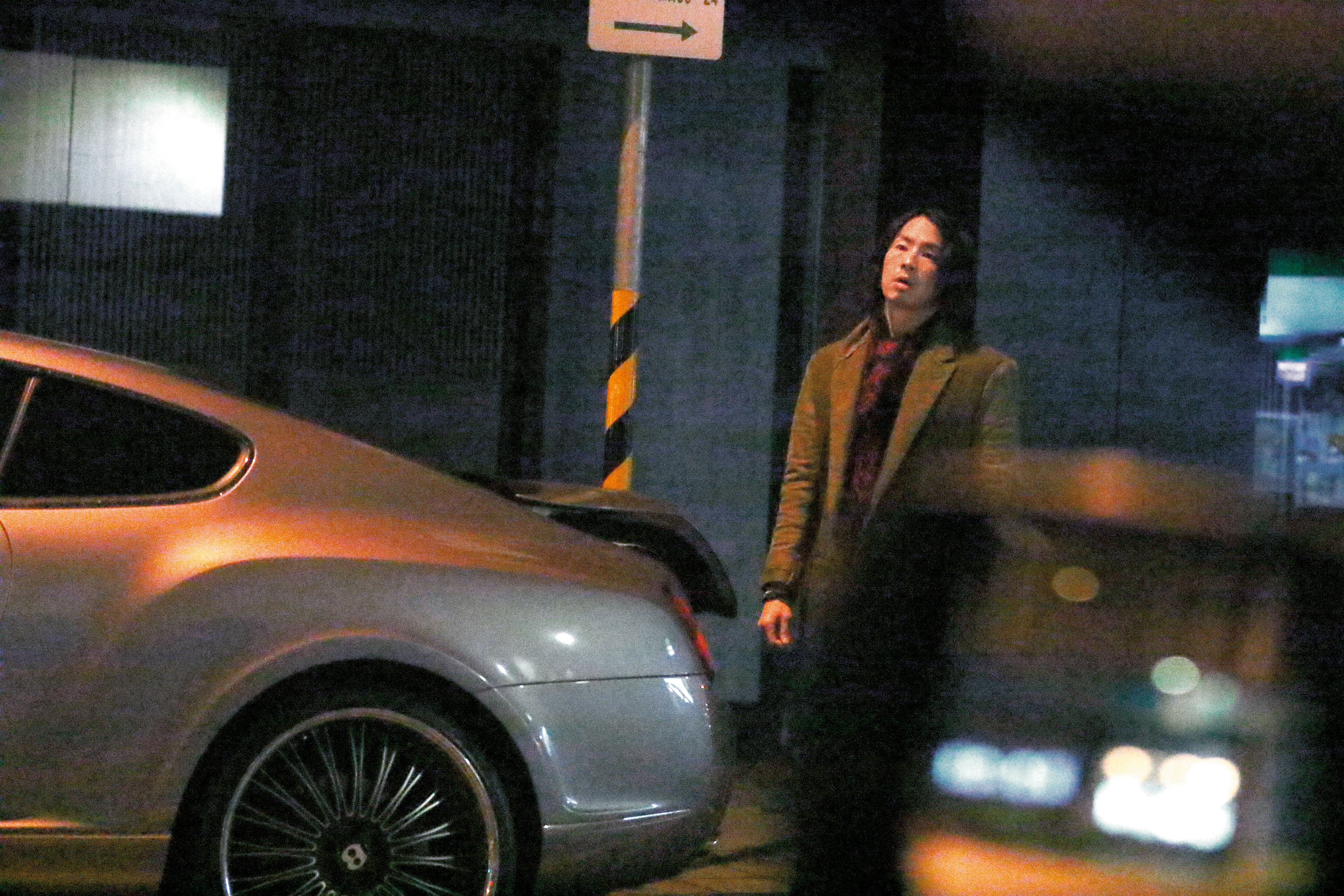 03/01 01:05 本刊直擊吳建豪與友人分手後返家，形單影隻的他看起來若有所思。