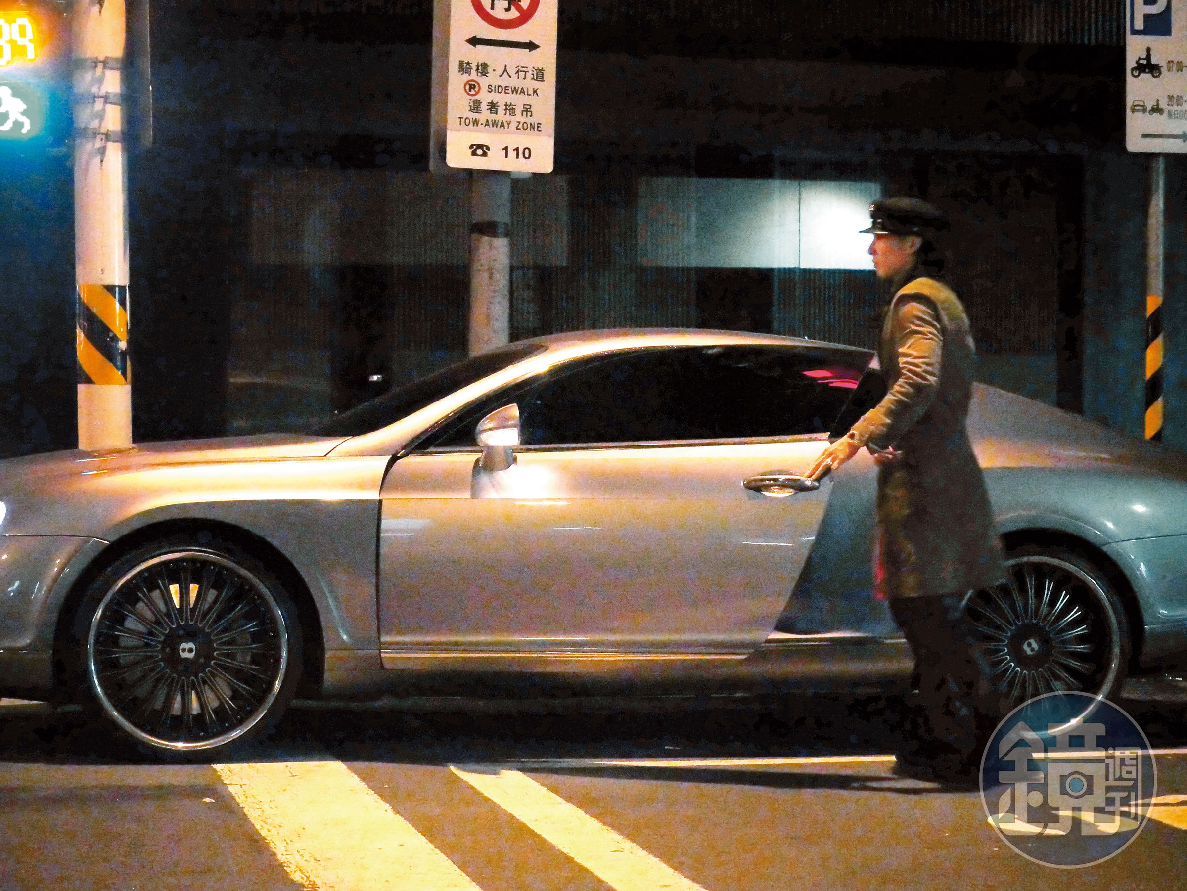 01:07 吳建豪搭上他的千萬元賓利名車，可惜副駕駛座缺了女主人。