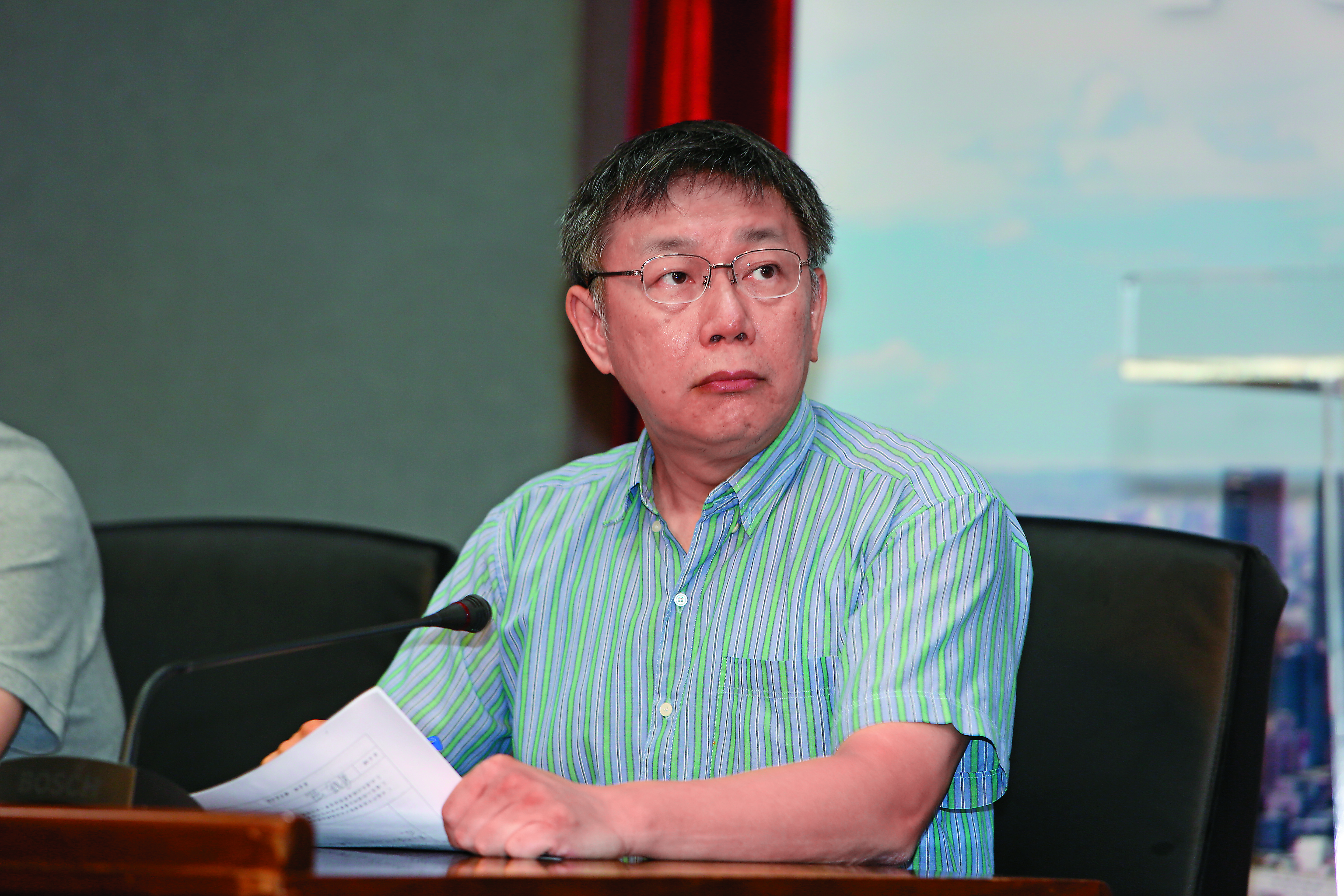 柯文哲面對昔日輔選功臣炮轟，一度想要站到第一線，但最後選擇低調回應。