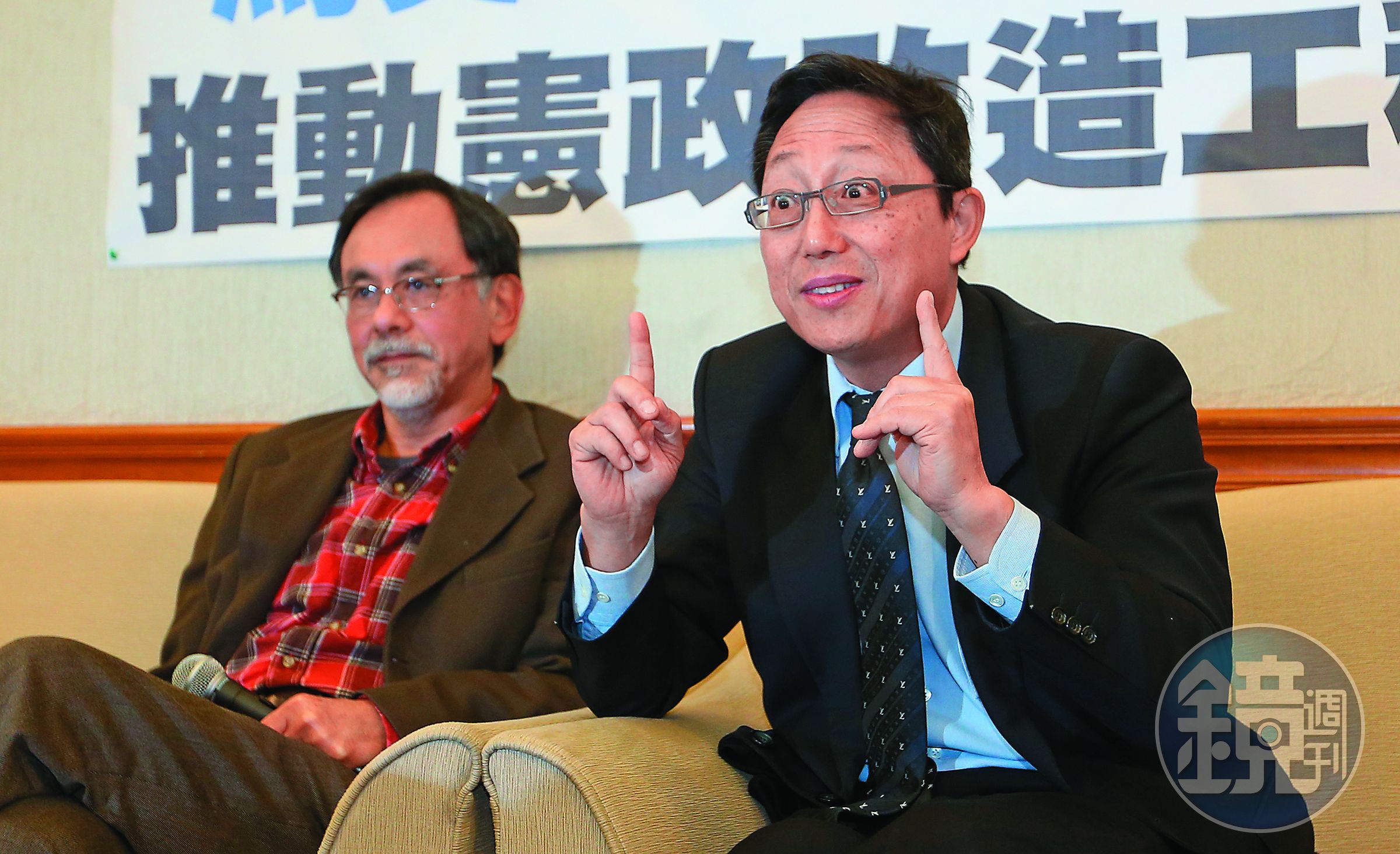 姚立明表示，大巨蛋主任仲裁人並非法務局長所指派，而他相信妻子也不會做違法的事。 （中央社）