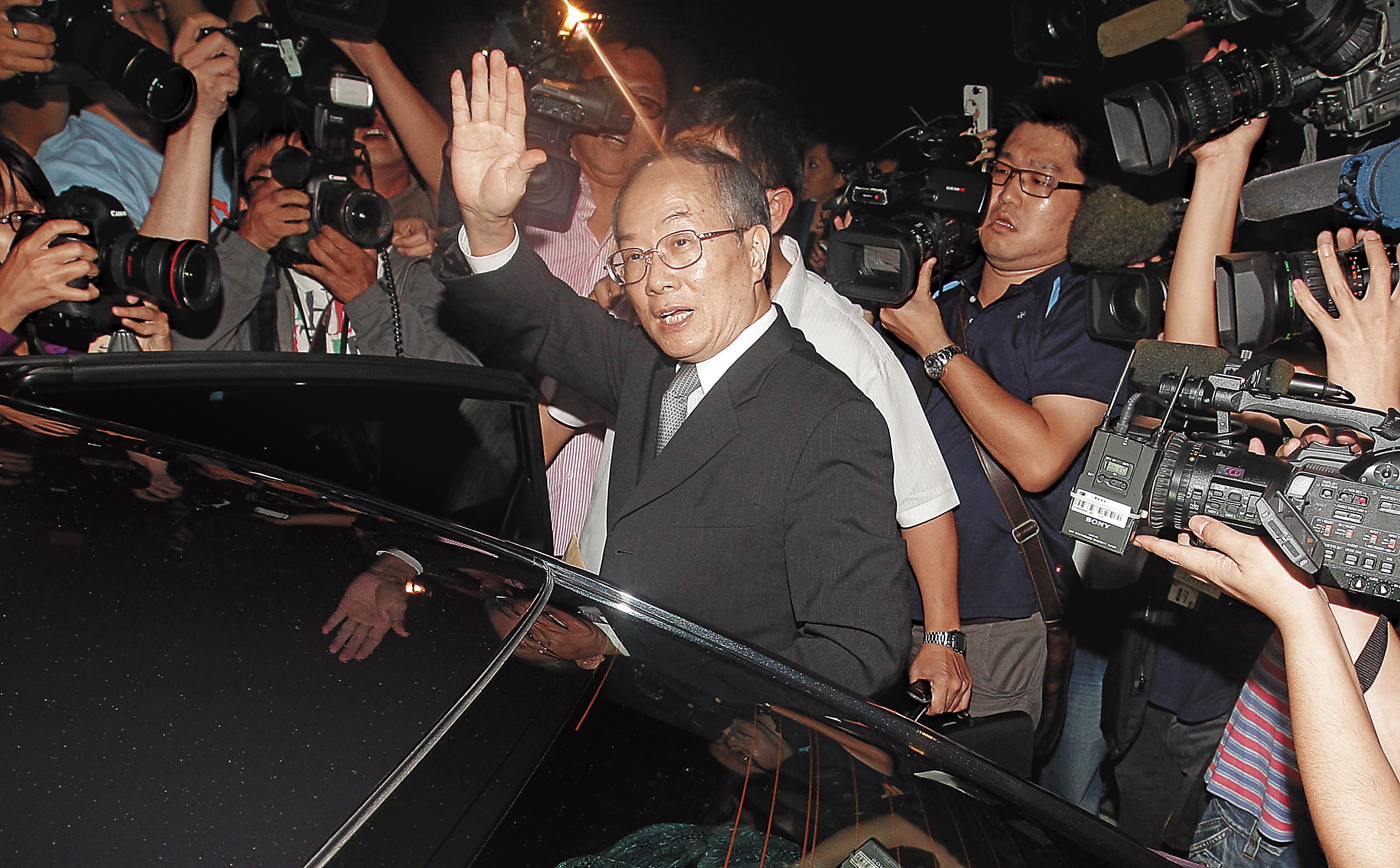 前檢察總長黃世銘任內，承辦檢察官已寫完三中案簽結理由，卻因爆發馬王政爭，卡住三中案簽結。（中央社）