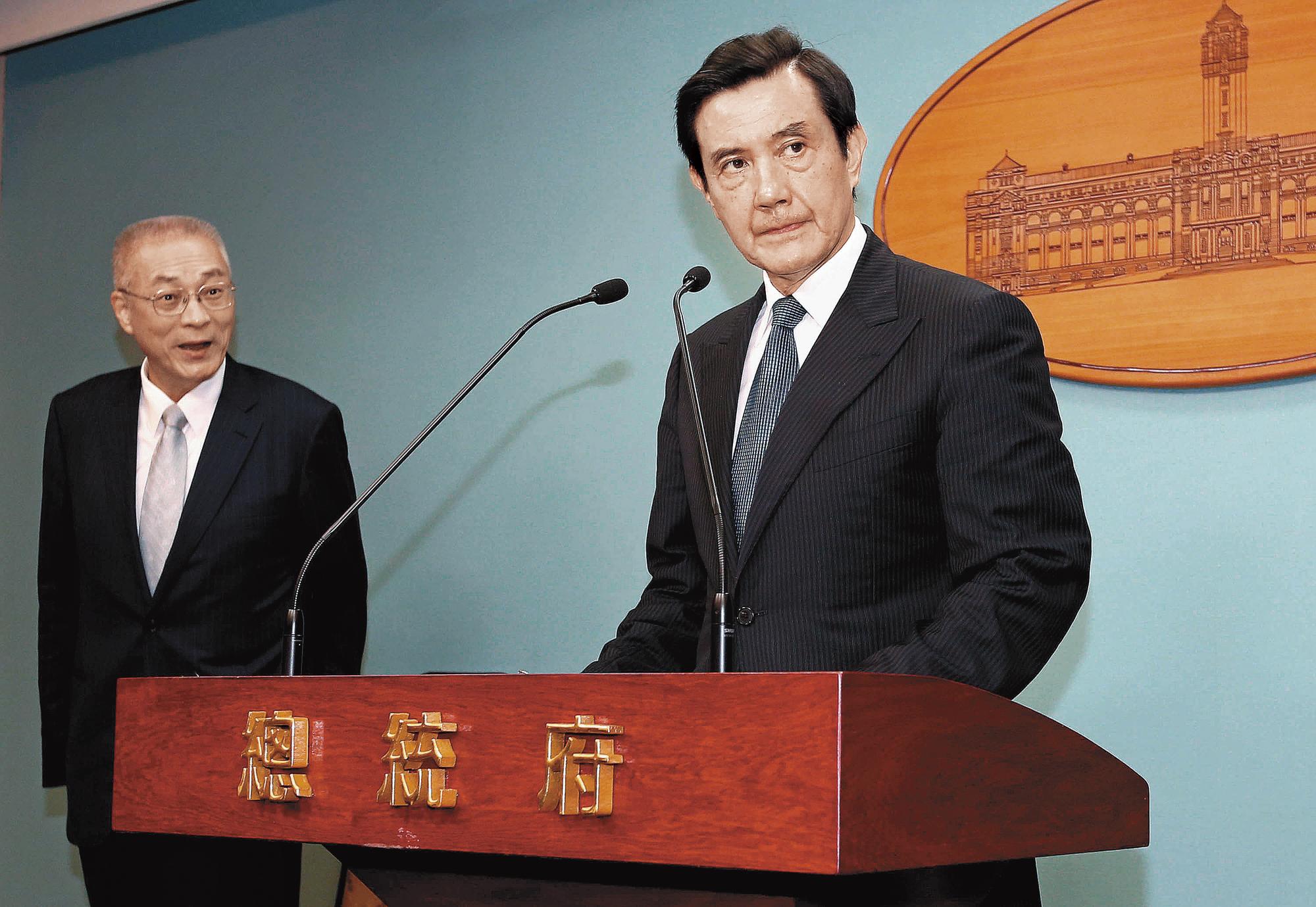 馬英九(右)要求黃世銘向閣揆江宜樺報告關說案情,意外讓特偵組原訂召開的三中案專案會議取消。(中央社)