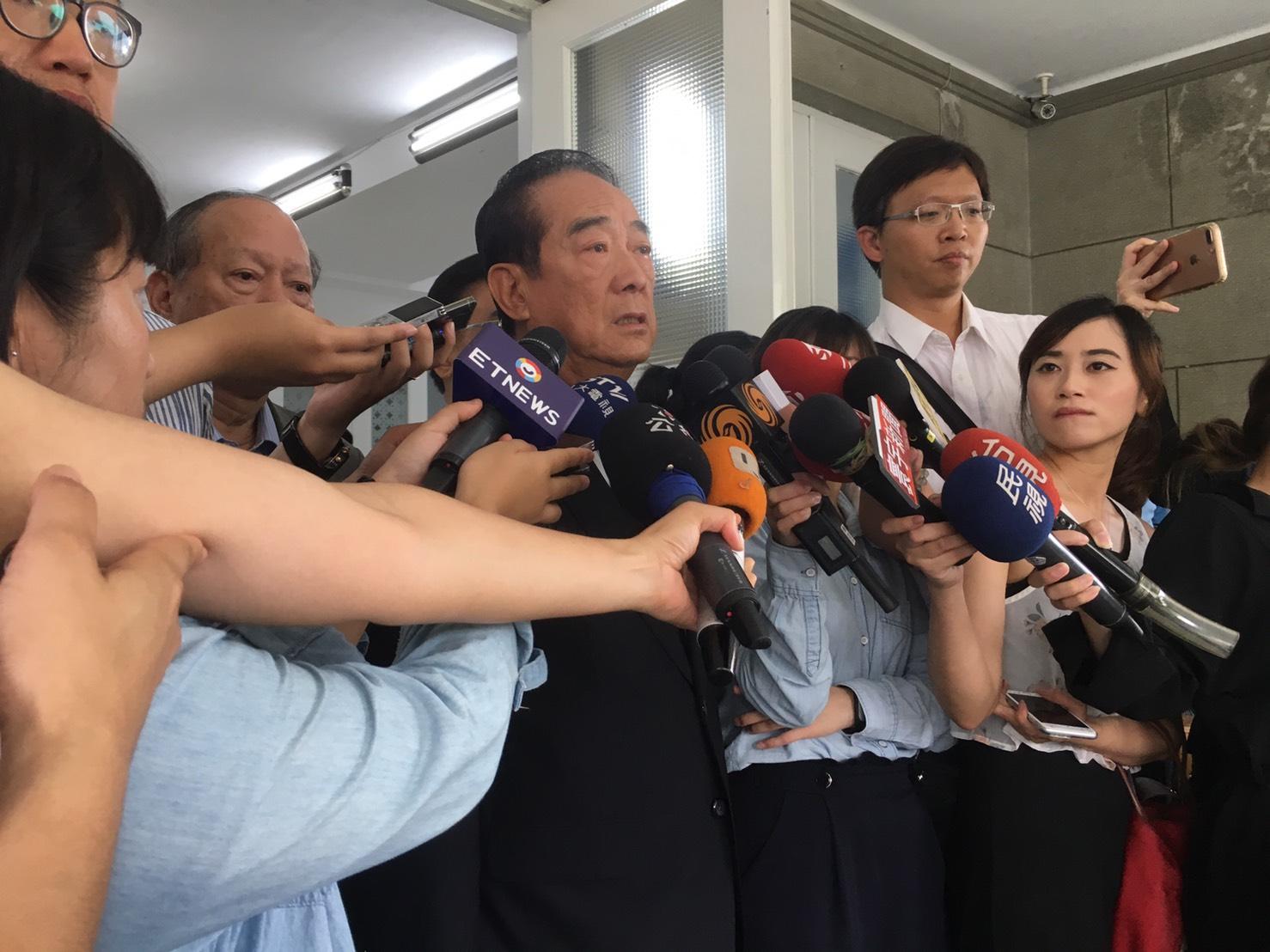 宋楚瑜上午到台北市清真寺弔唁劉文雄，神情哀戚。