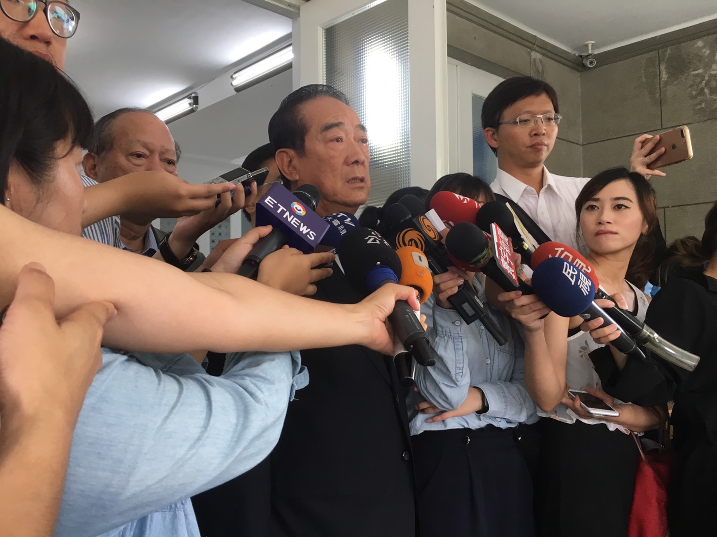 宋楚瑜上午到台北市清真寺弔唁劉文雄，神情哀戚。