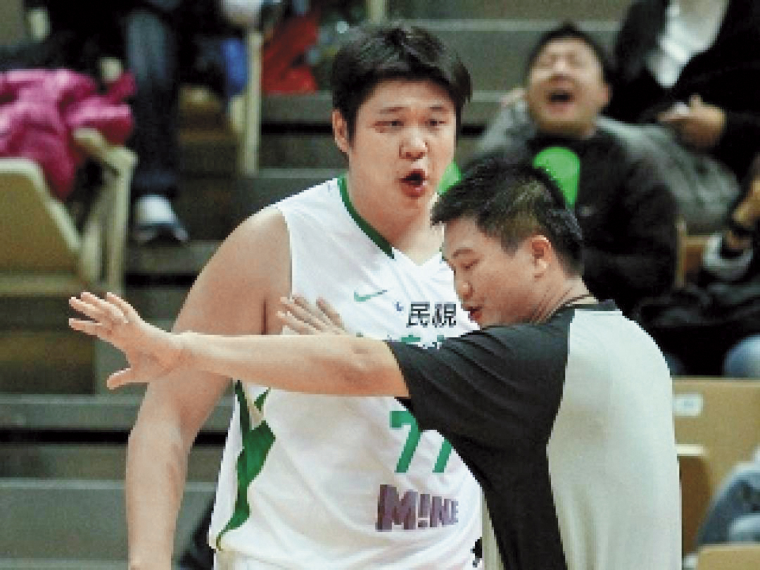 主哈孝遠脾氣火爆，曾在籃球場上爆粗口被判技術犯規。