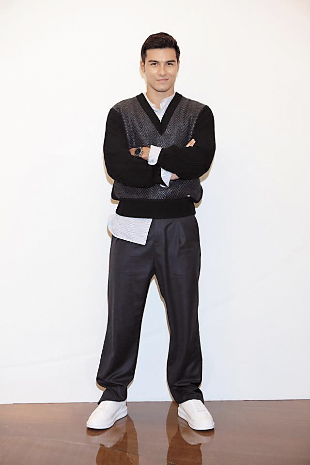 鳳小岳情史一抖一大串，雖然如今已經回歸家庭，但也曾在剛曝光自己有女友後沒幾天，就與短髮妹共飲一瓶紅酒交換口水。