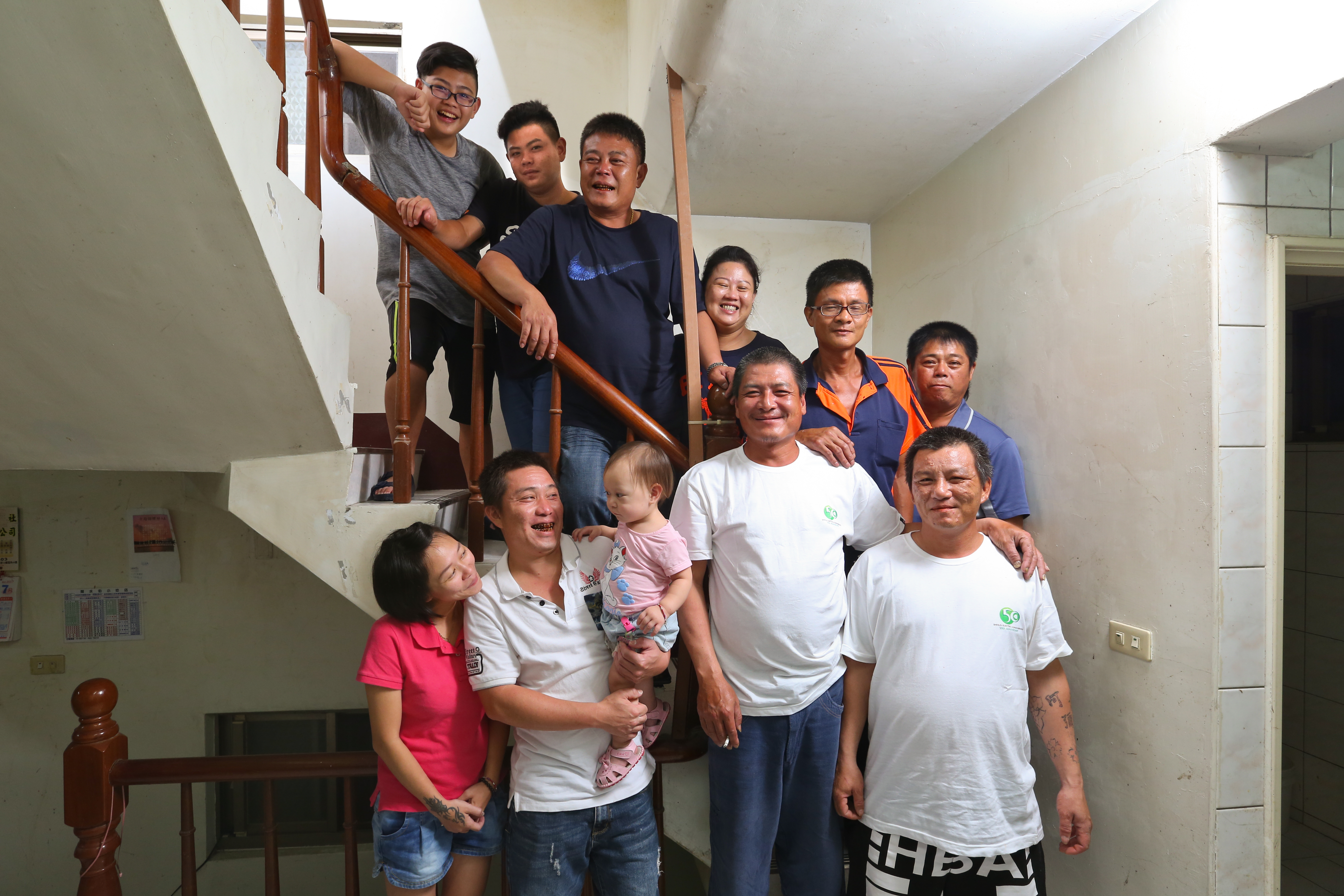 蔡日騰和員工關係親密，大夥曾同住宿舍長達9年。