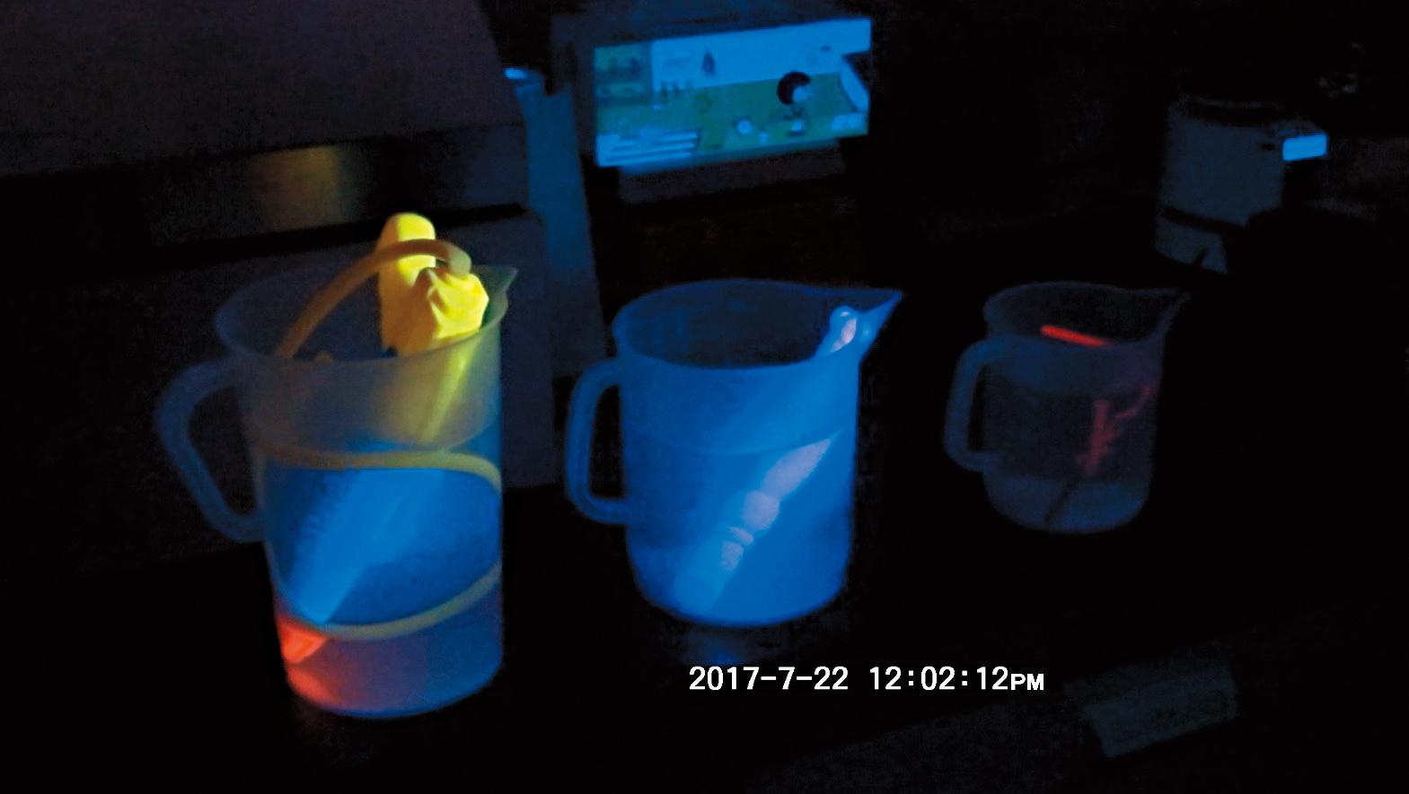 經過熱溶出試驗，這些隨機購買的玩具中，高達8成含有可遷移性螢光成分。