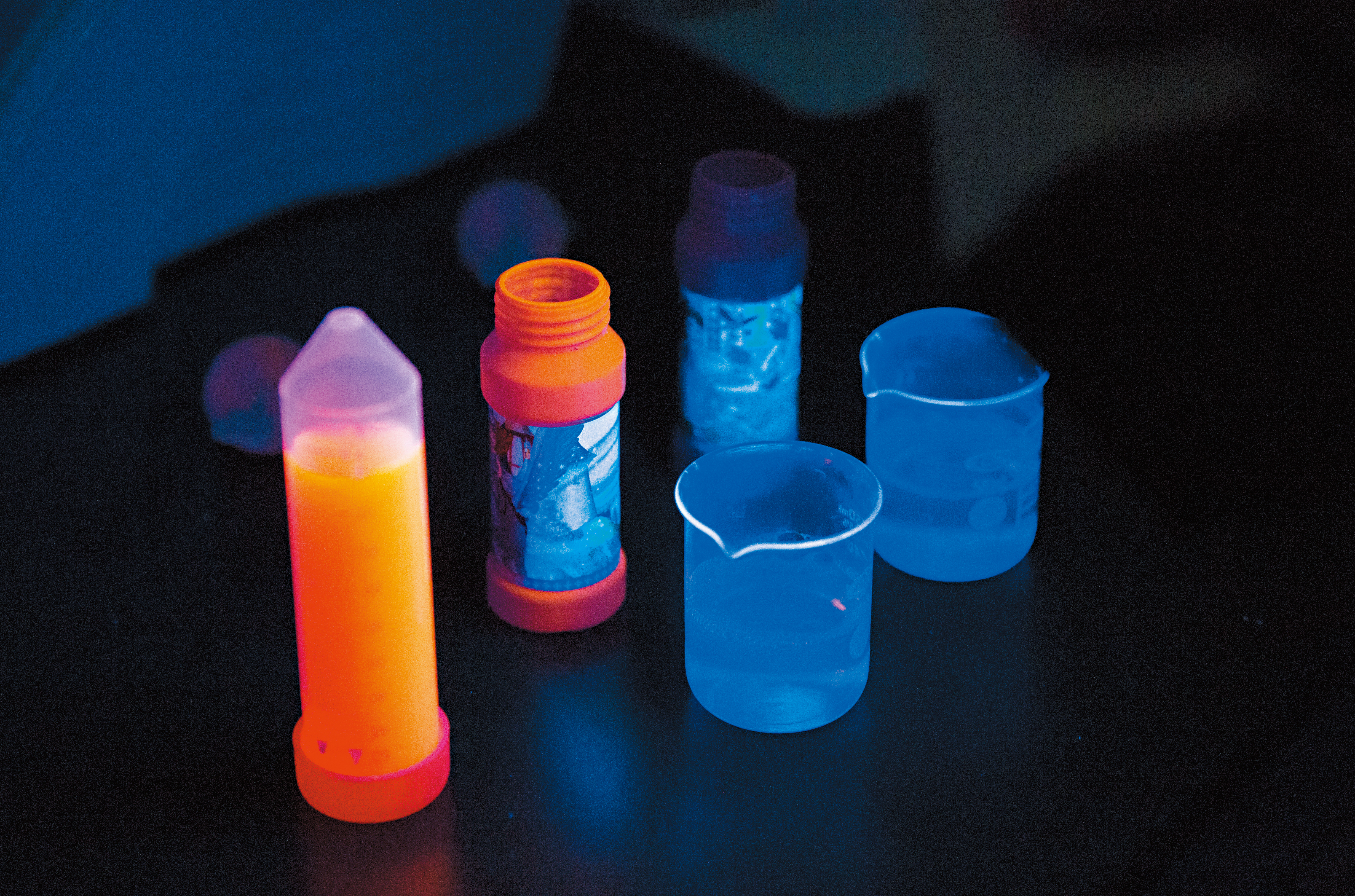 有商標授權的泡泡水，竟然也有可遷移性螢光劑成分。