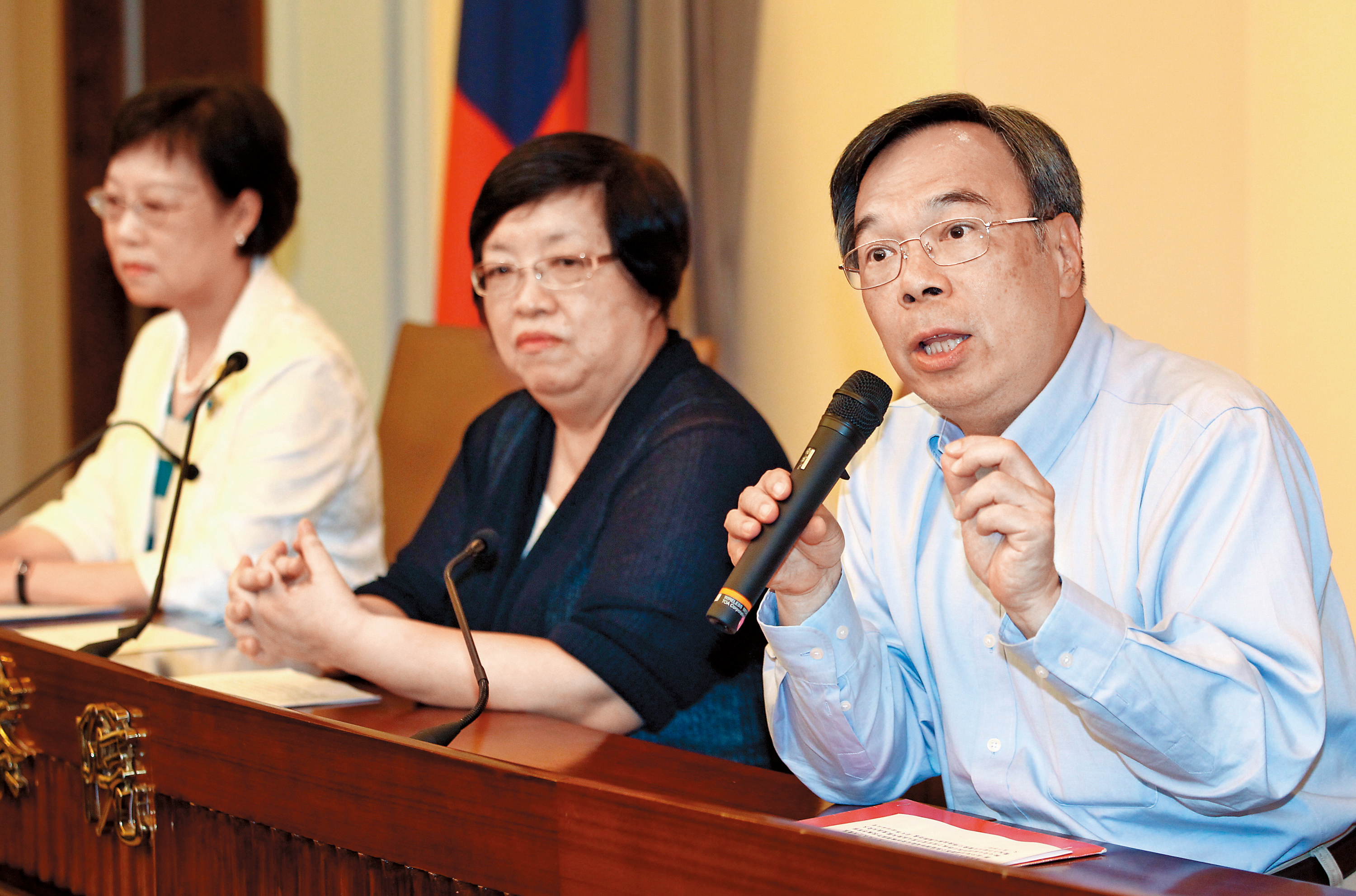 李復甸（右）曾是彈劾柯P愛滋器捐案的提案監委，但器捐案也間接促成柯參選北市長。（中央社）