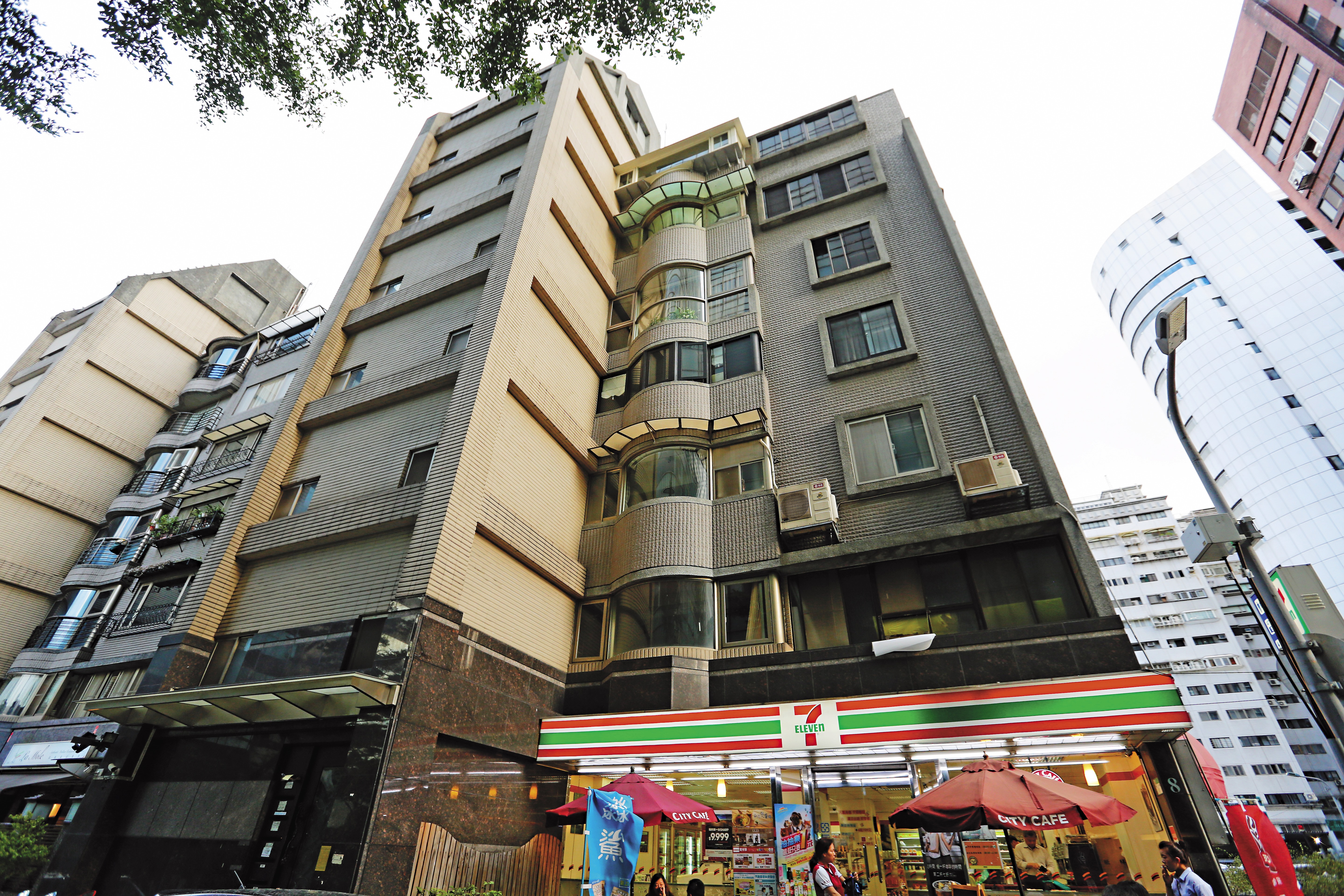 這棟黃家自己蓋的7層樓雙併老宅，算是美麗華集團的起家厝。