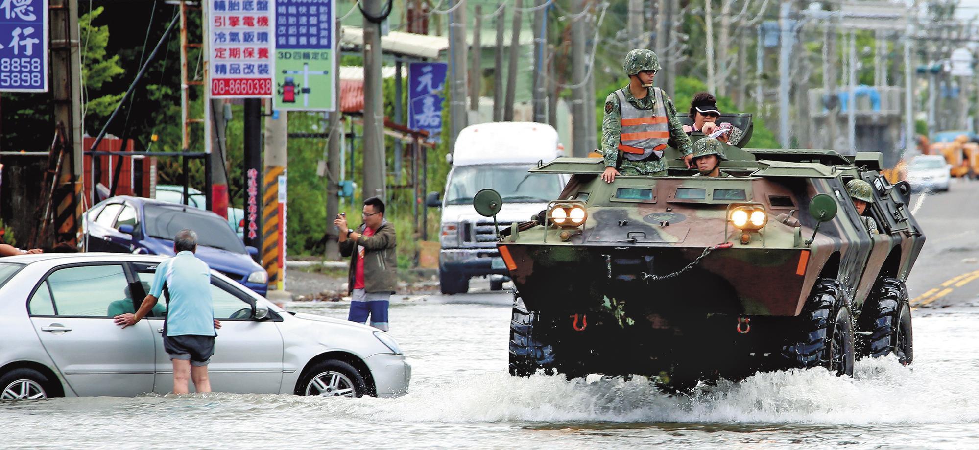 輕颱海棠雖然不強,但帶來西南氣流,一夜大雨就讓台南成水鄉澤國。