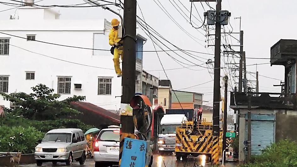 颱風過境所帶起的劇烈對流引起雷擊,台電搶修遭雷擊而中斷的電力。
