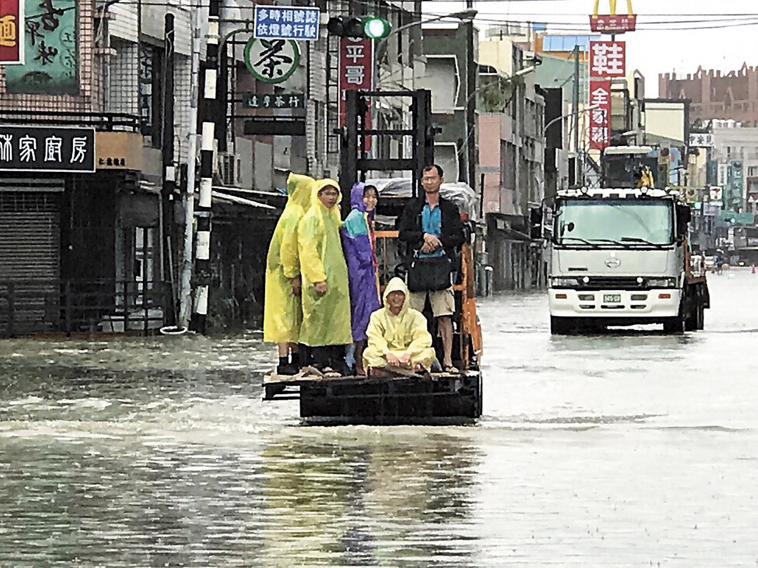 輕颱海棠雖然不強,但帶來西南氣流,一夜大雨就讓台南成水鄉澤國。