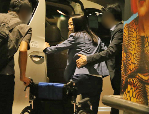 松田聖子現身羽田機場，由老公抱上抱下，夫妻合力放閃不遺餘力。（翻攝網路）