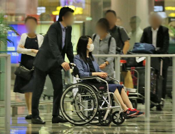 上個月松田聖子被拍到坐著輪椅現身羽田機場,老公一路相隨。(翻攝網路)