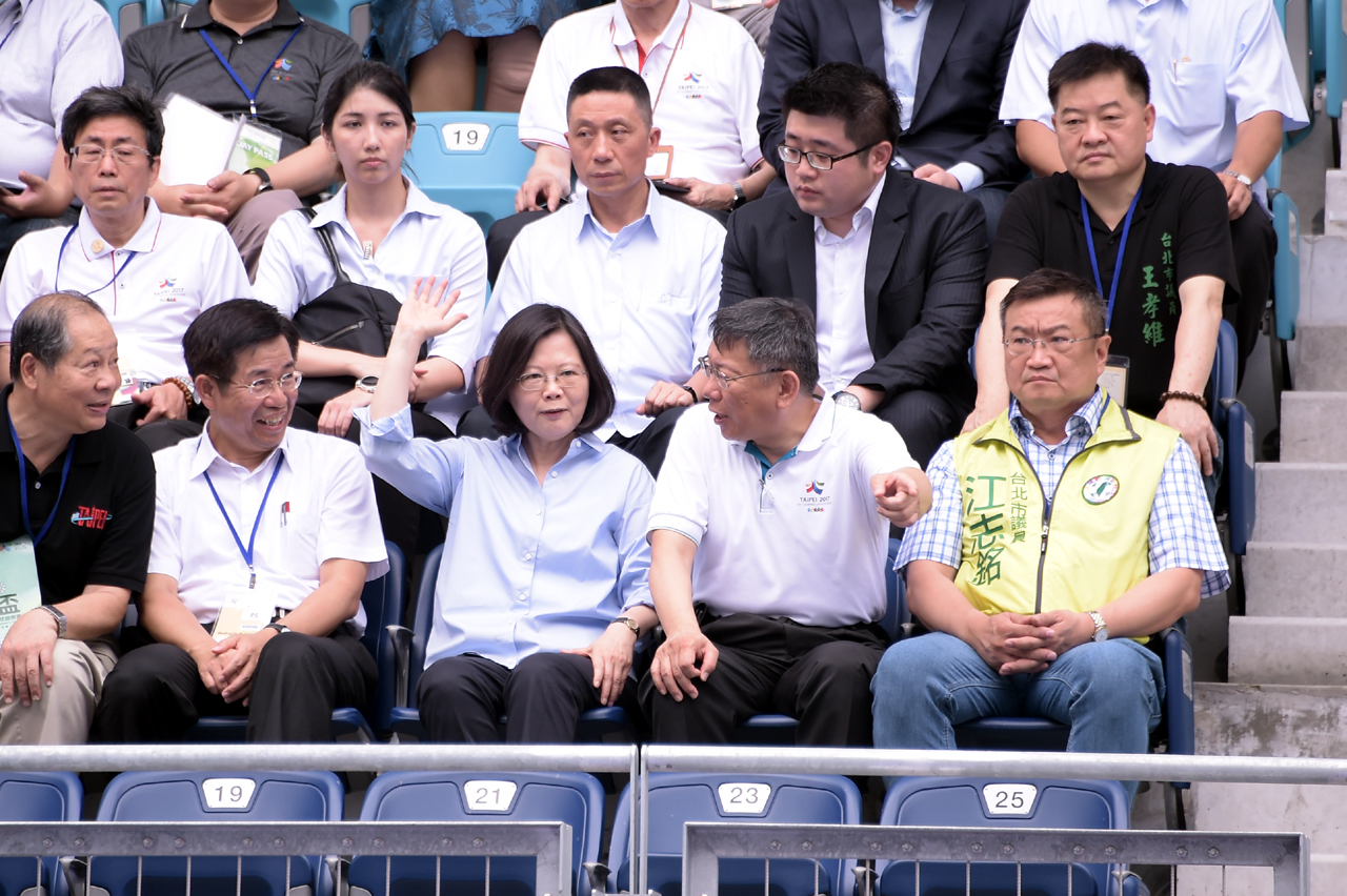 柯文哲多次對中央開砲，讓柯與綠營合作關係越顯緊張，幕僚力圖在世大運後修補雙方關係。圖為柯文哲陪同總統視察台北市網球中心。（台北市政府提供）