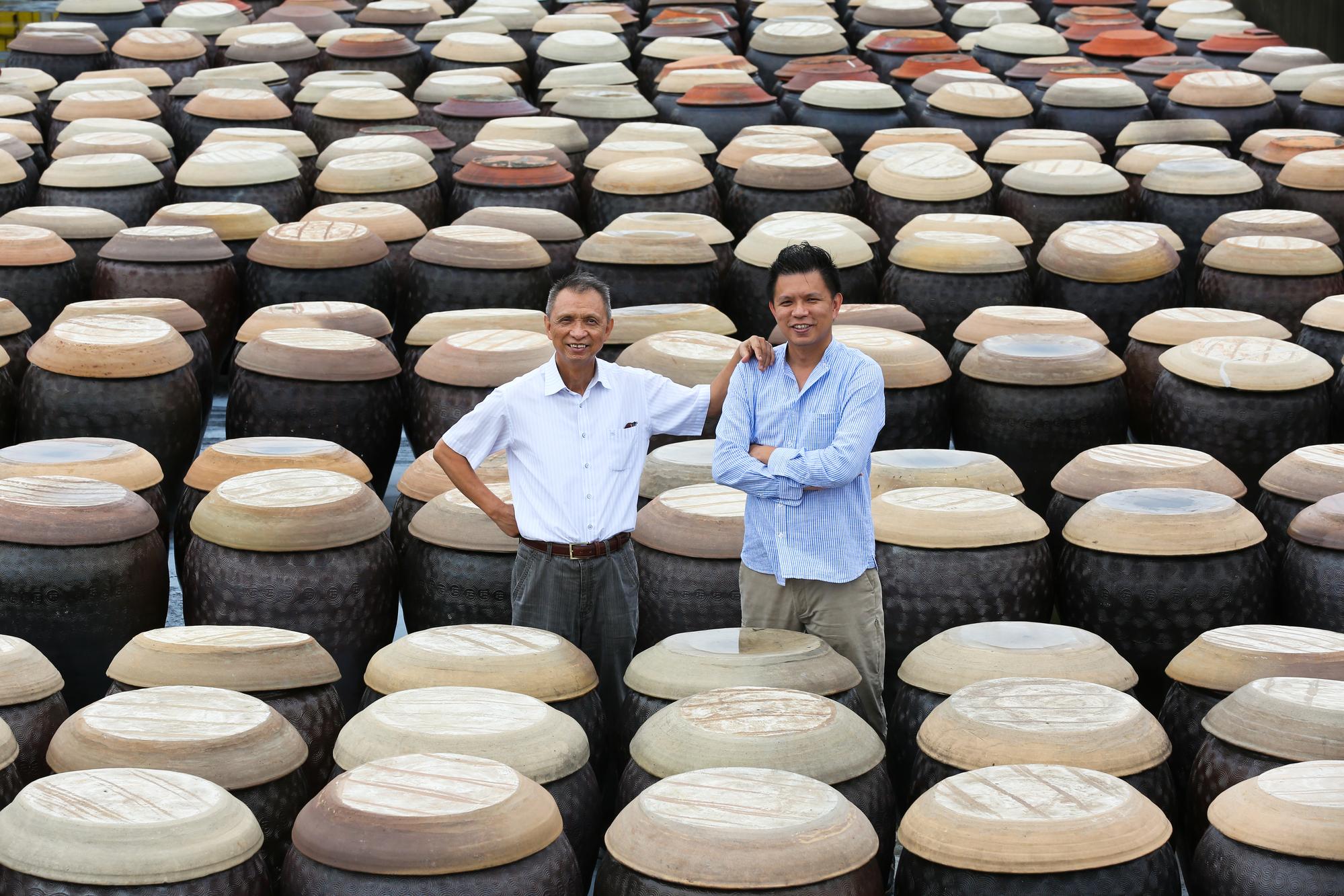 丸莊醬油創立108年,主打手工釀造的黑豆醬油,第三代董事長莊英堯(右)和兒子莊偉中(左)依然堅持用陶甕發酵的古法製作。