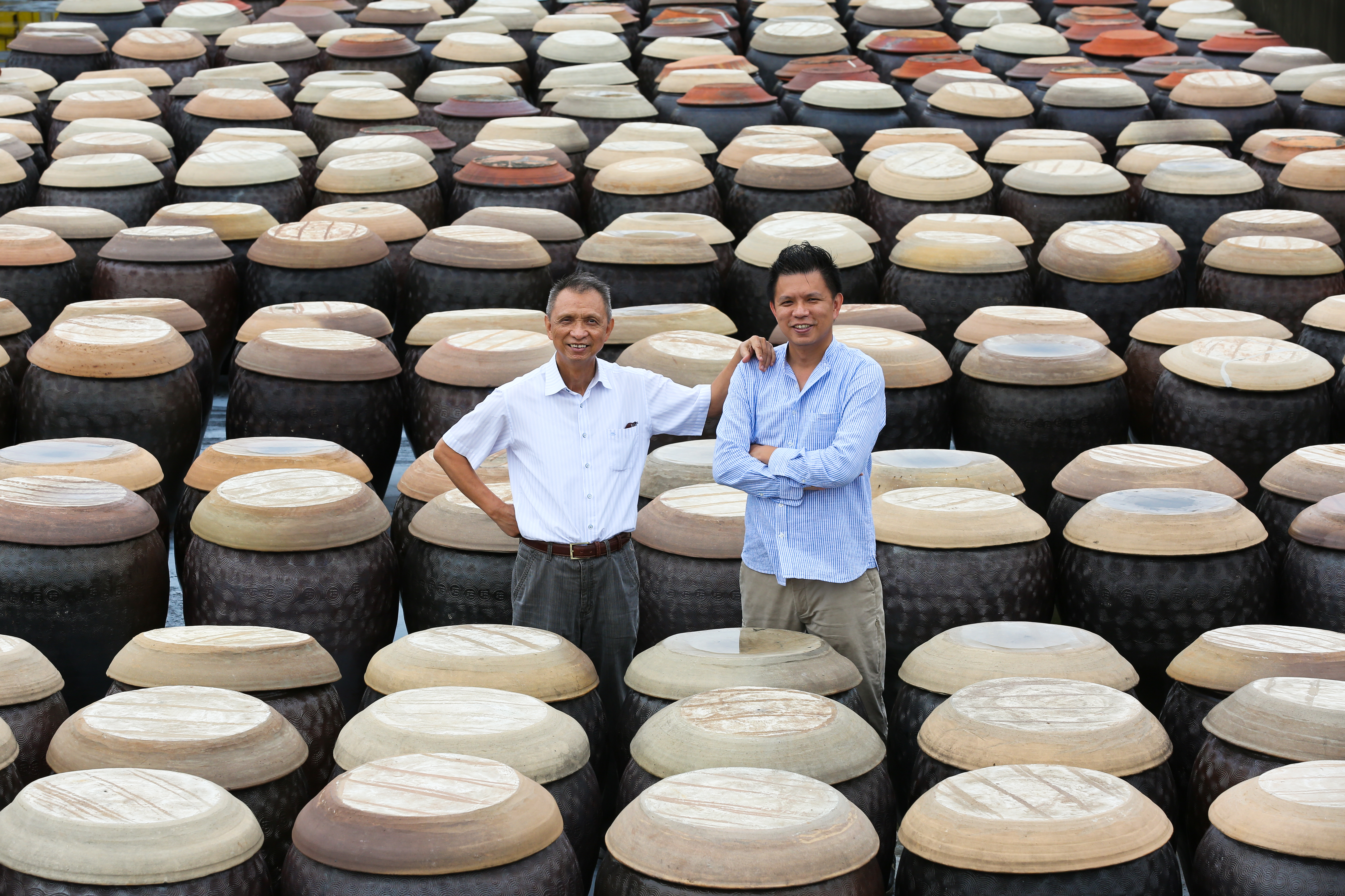 丸莊醬油創立108年，主打手工釀造的黑豆醬油，第三代董事長莊英堯（右）和兒子莊偉中（左）依然堅持用陶甕發酵的古法製作。
