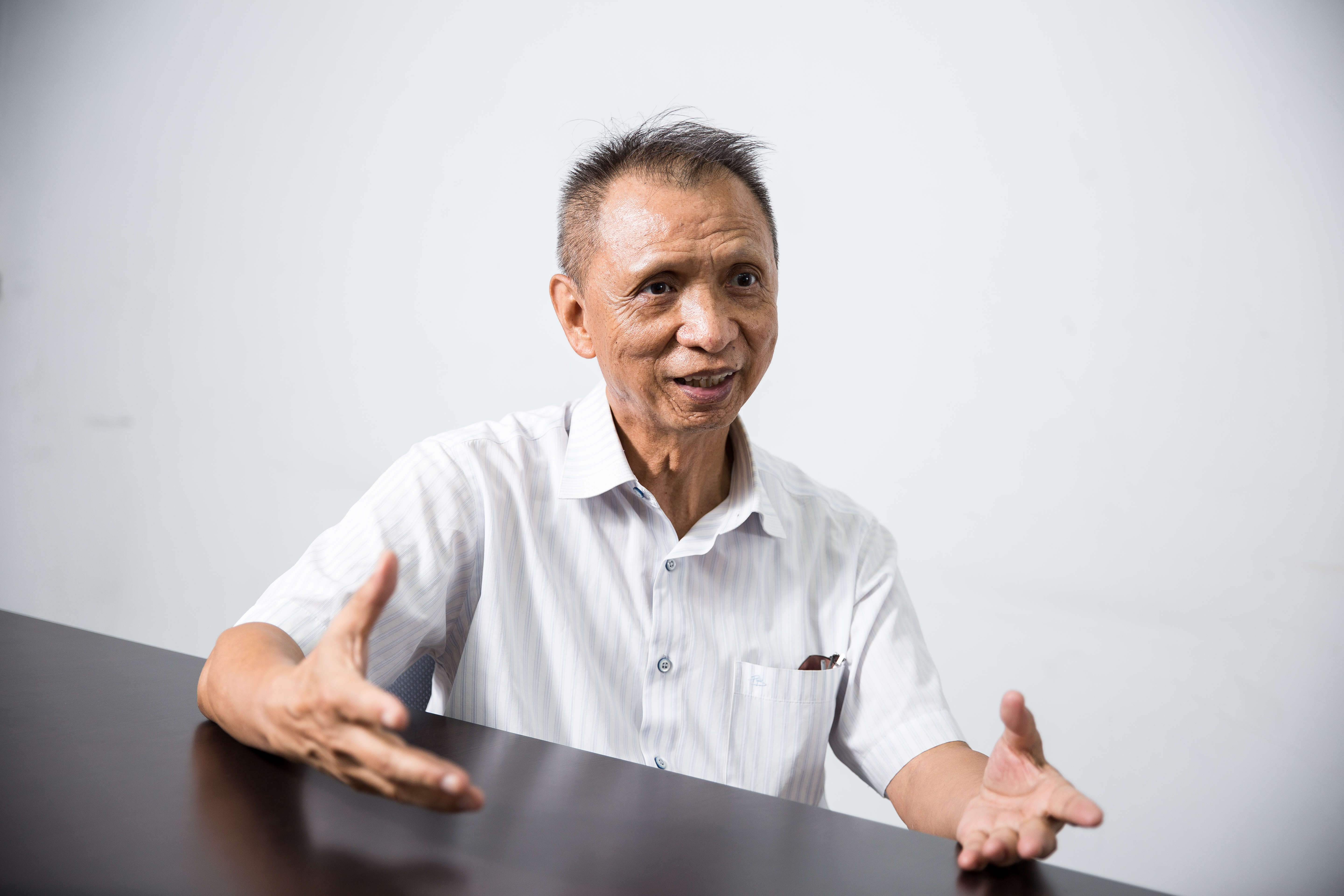 丸莊醬油第三代莊英堯回憶起父親的嚴厲，仍覺得有趣。