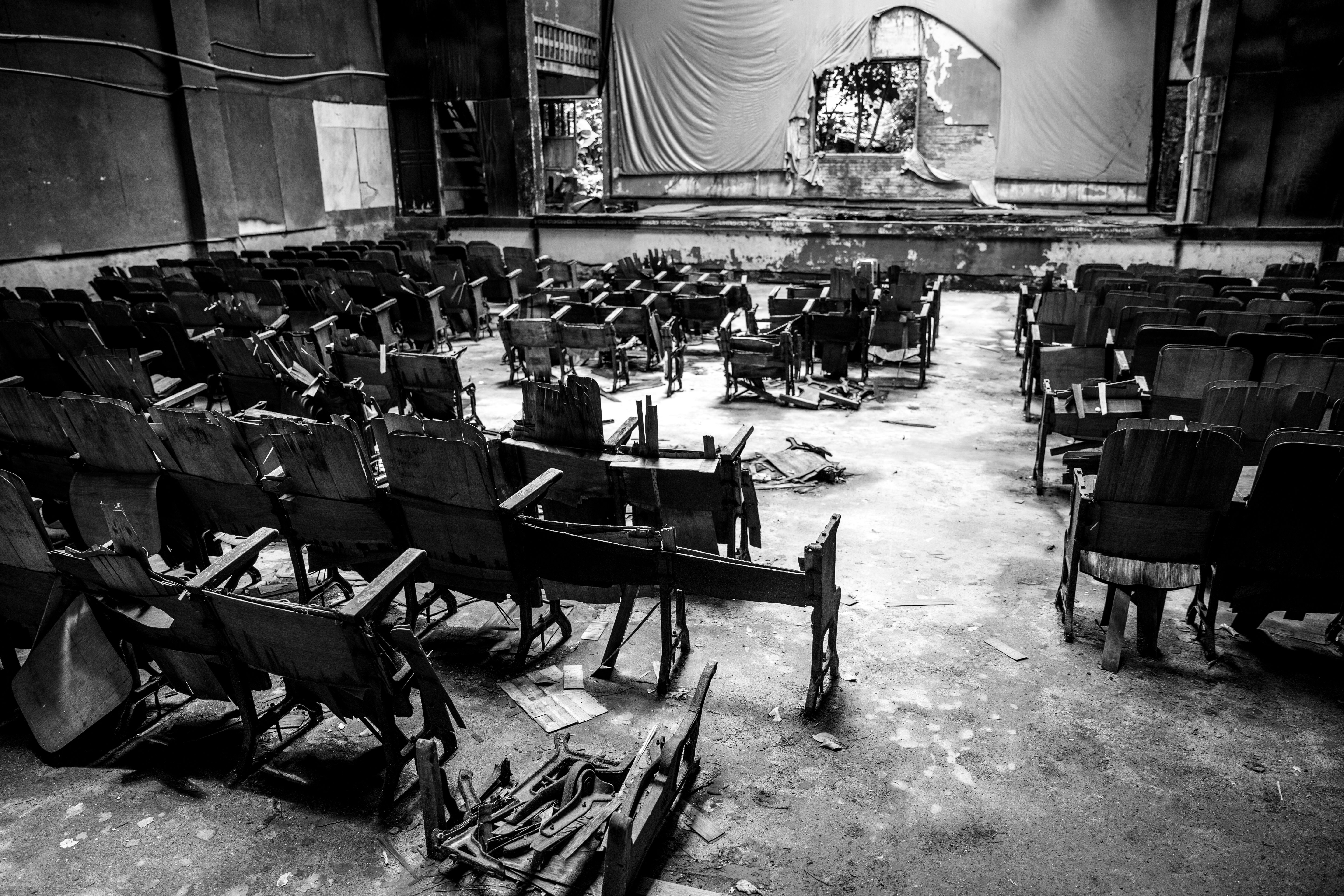 破落的西螺大戲院曾承載許多歡聲笑語，散場後只能留在記憶裡。